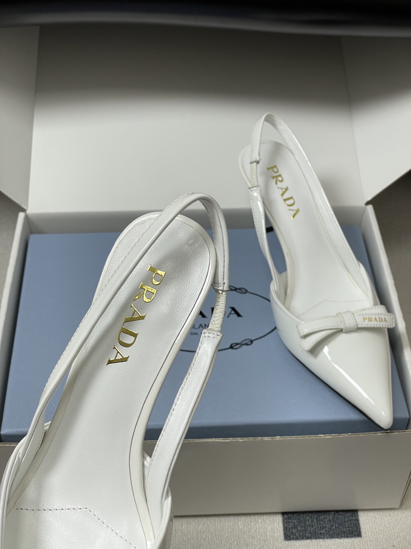 -顶级品质（配高档飞机盒✈️）2026春夏新款Prada普拉达 蝴蝶结尖头细高跟后空凉鞋小猫跟凉鞋绝美尖