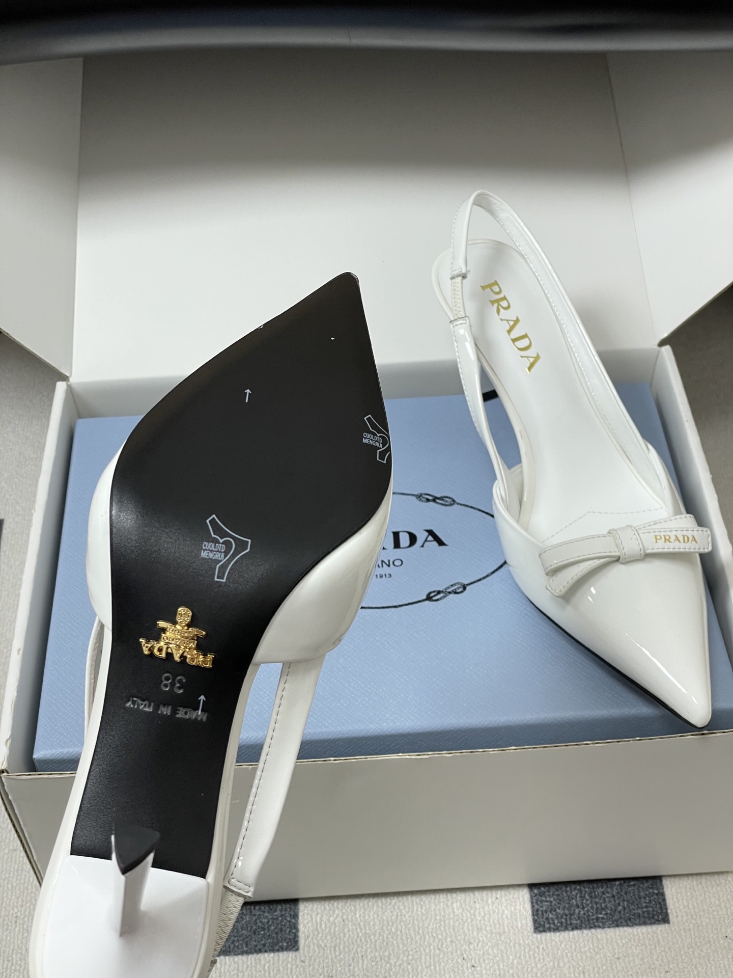 -顶级品质（配高档飞机盒✈️）2026春夏新款Prada普拉达 蝴蝶结尖头细高跟后空凉鞋小猫跟凉鞋绝美尖