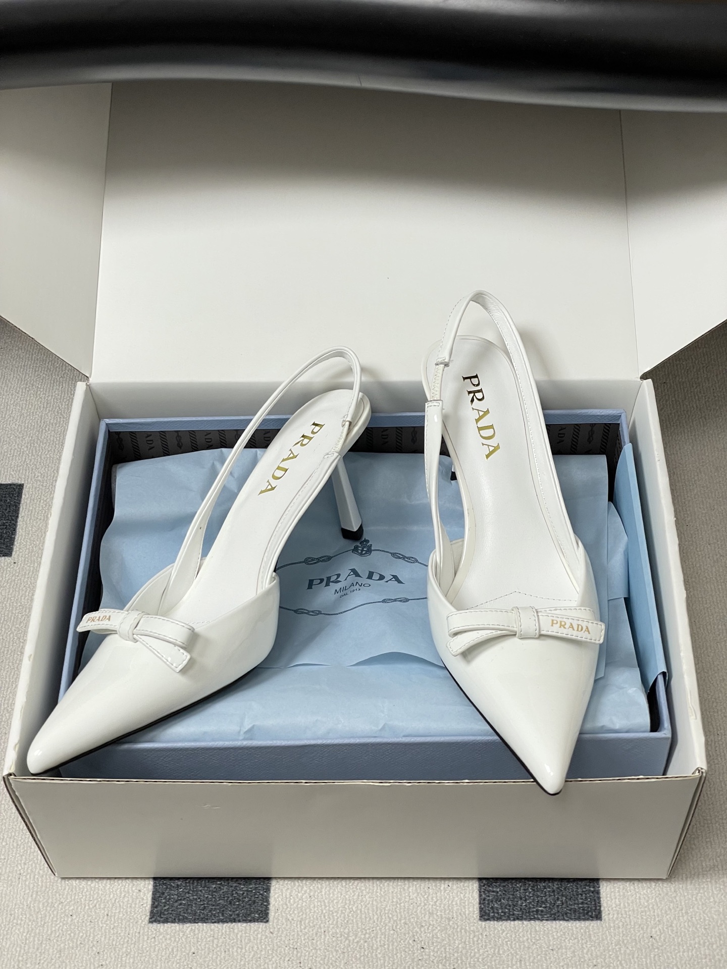 -顶级品质（配高档飞机盒✈️）2026春夏新款Prada普拉达 蝴蝶结尖头细高跟后空凉鞋小猫跟凉鞋绝美尖