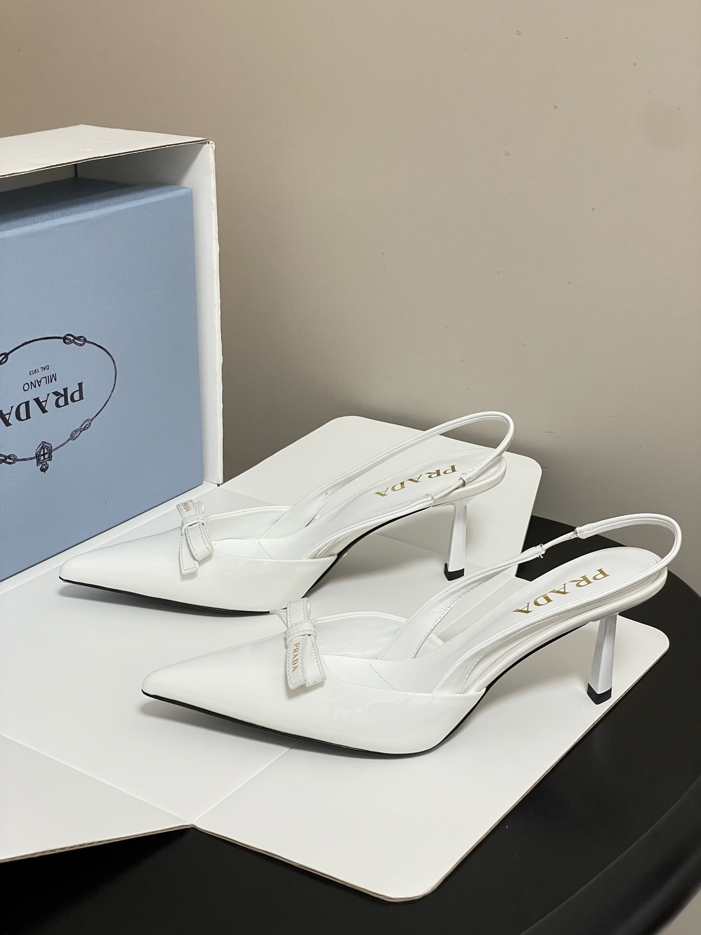 -顶级品质（配高档飞机盒✈️）2026春夏新款Prada普拉达 蝴蝶结尖头细高跟后空凉鞋小猫跟凉鞋绝美尖