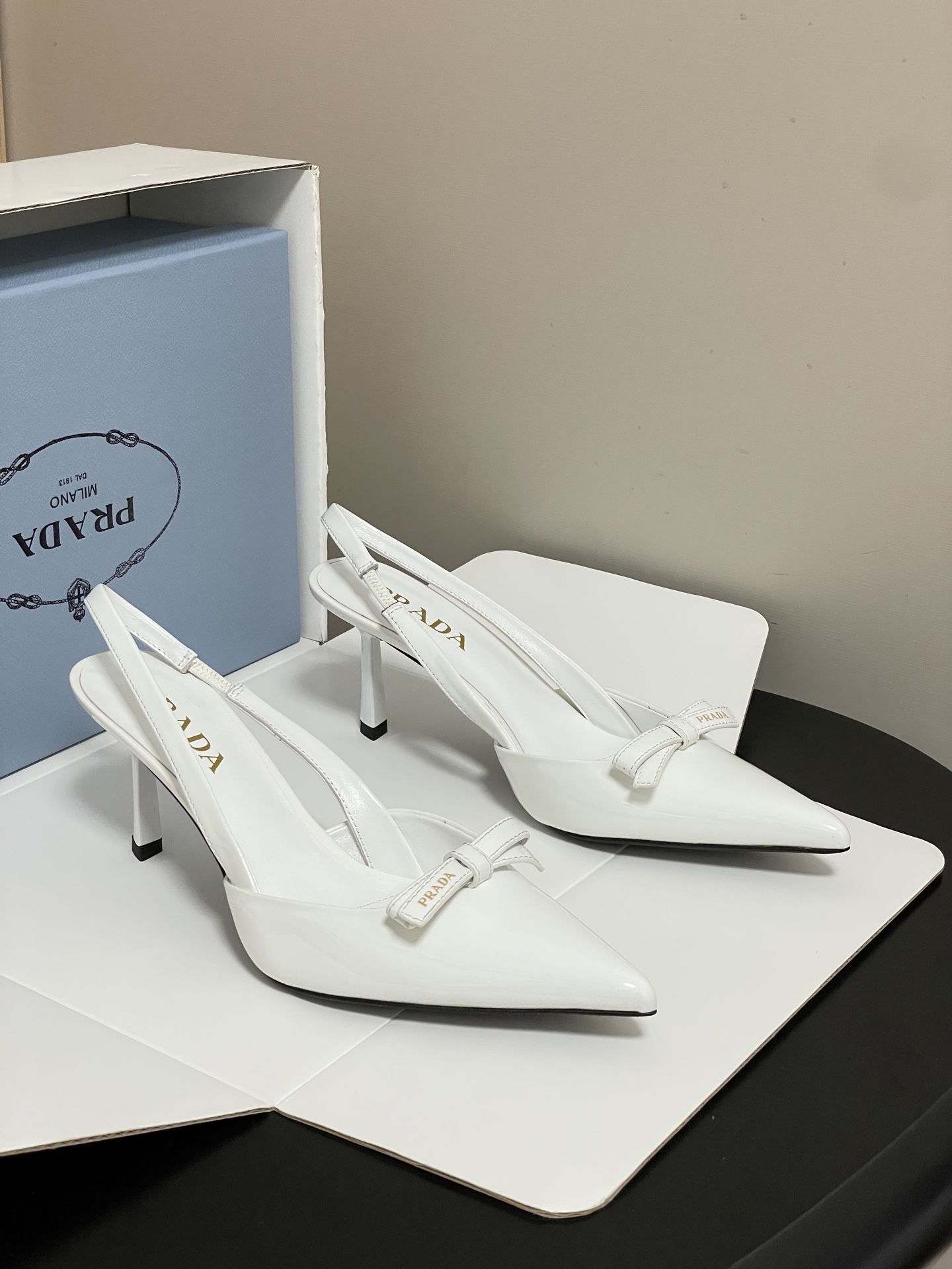 -顶级品质（配高档飞机盒✈️）2026春夏新款Prada普拉达 蝴蝶结尖头细高跟后空凉鞋小猫跟凉鞋绝美尖
