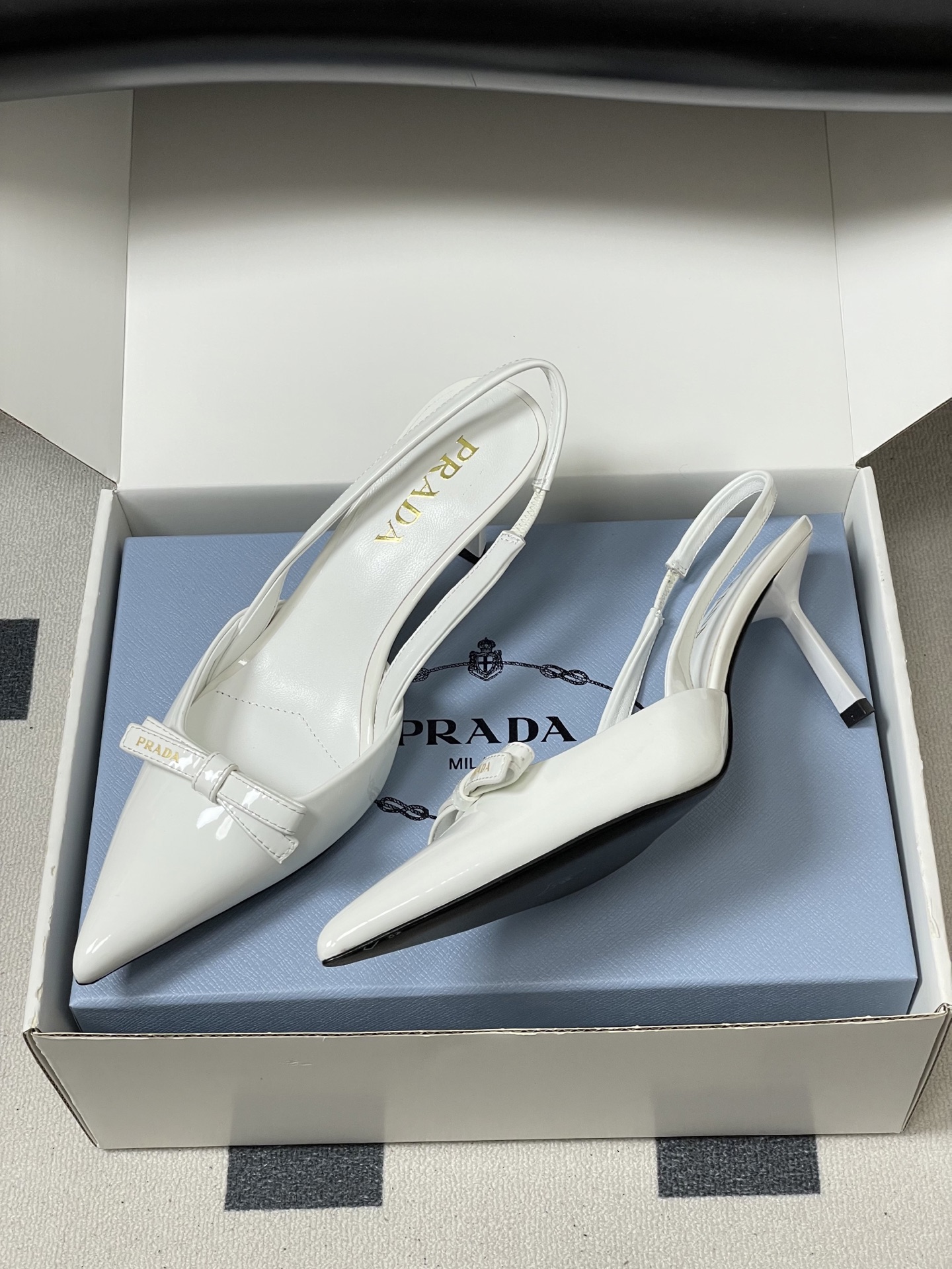-顶级品质（配高档飞机盒✈️）2026春夏新款Prada普拉达 蝴蝶结尖头细高跟后空凉鞋小猫跟凉鞋绝美尖