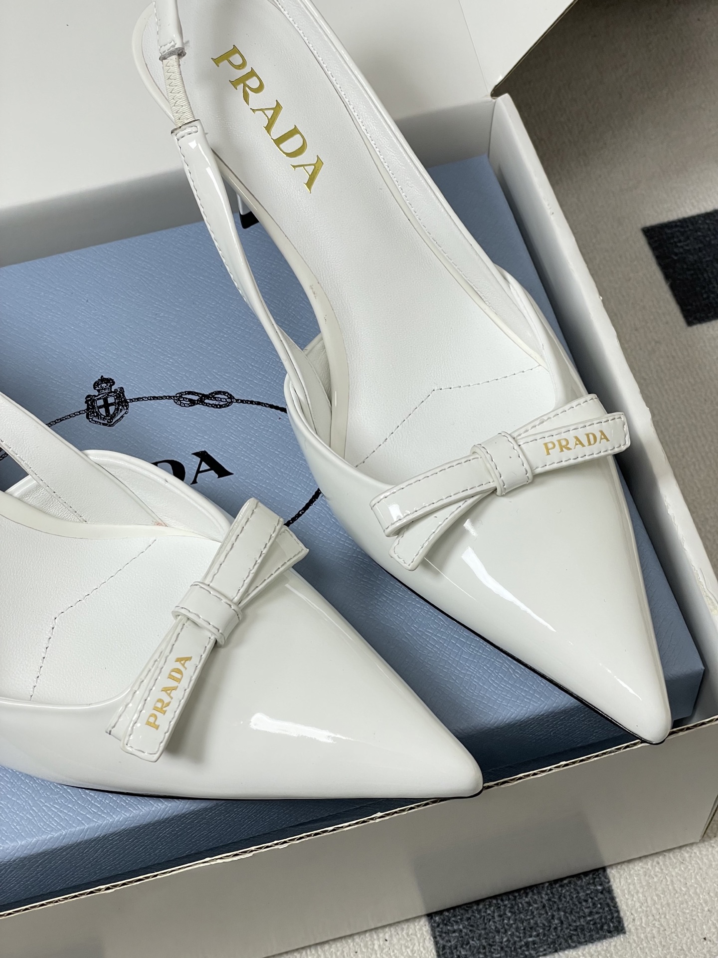 -顶级品质（配高档飞机盒✈️）2026春夏新款Prada普拉达 蝴蝶结尖头细高跟后空凉鞋小猫跟凉鞋绝美尖