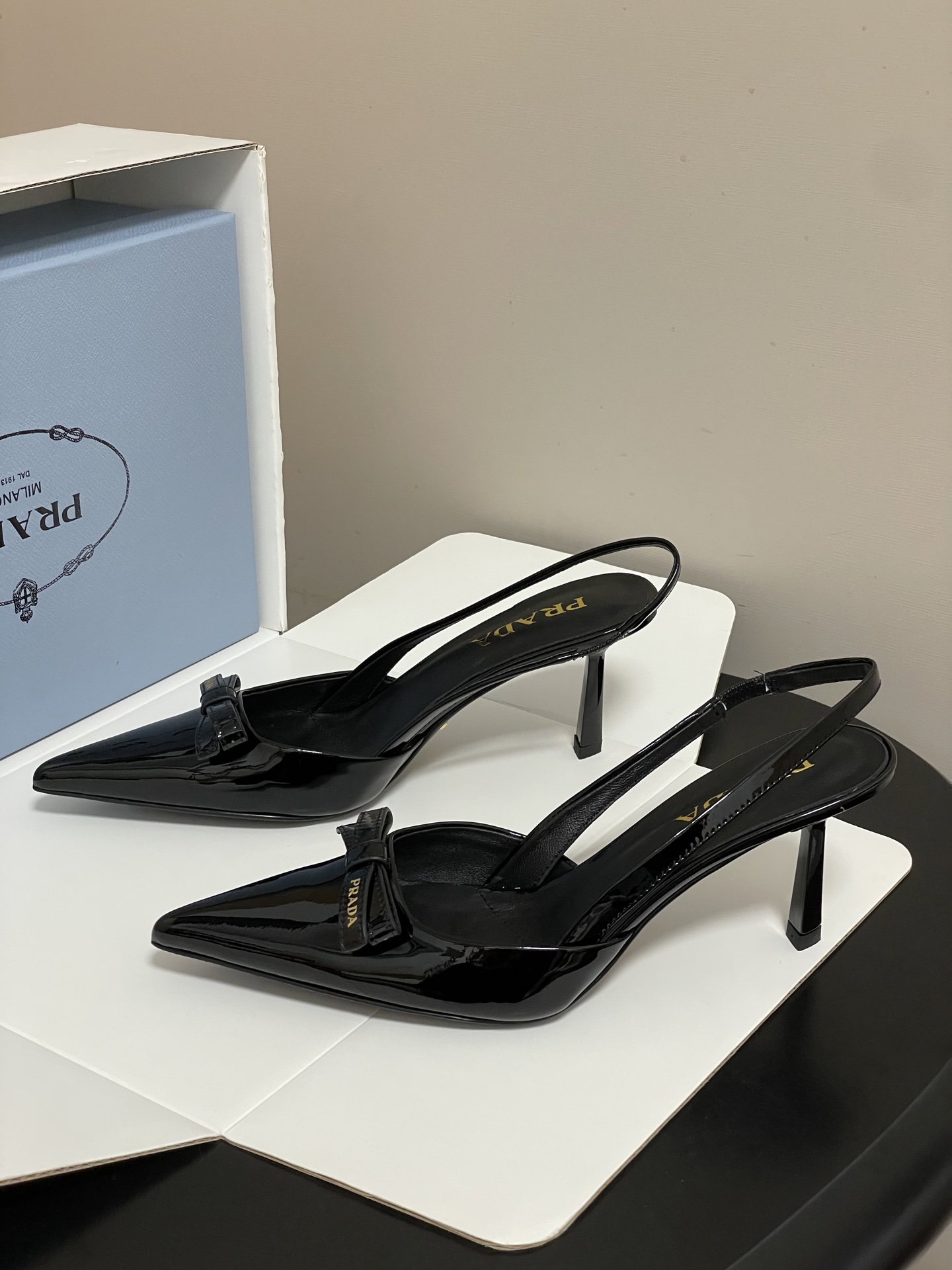 -顶级品质（配高档飞机盒✈️）2026春夏新款Prada普拉达 蝴蝶结尖头细高跟后空凉鞋小猫跟凉鞋绝美尖