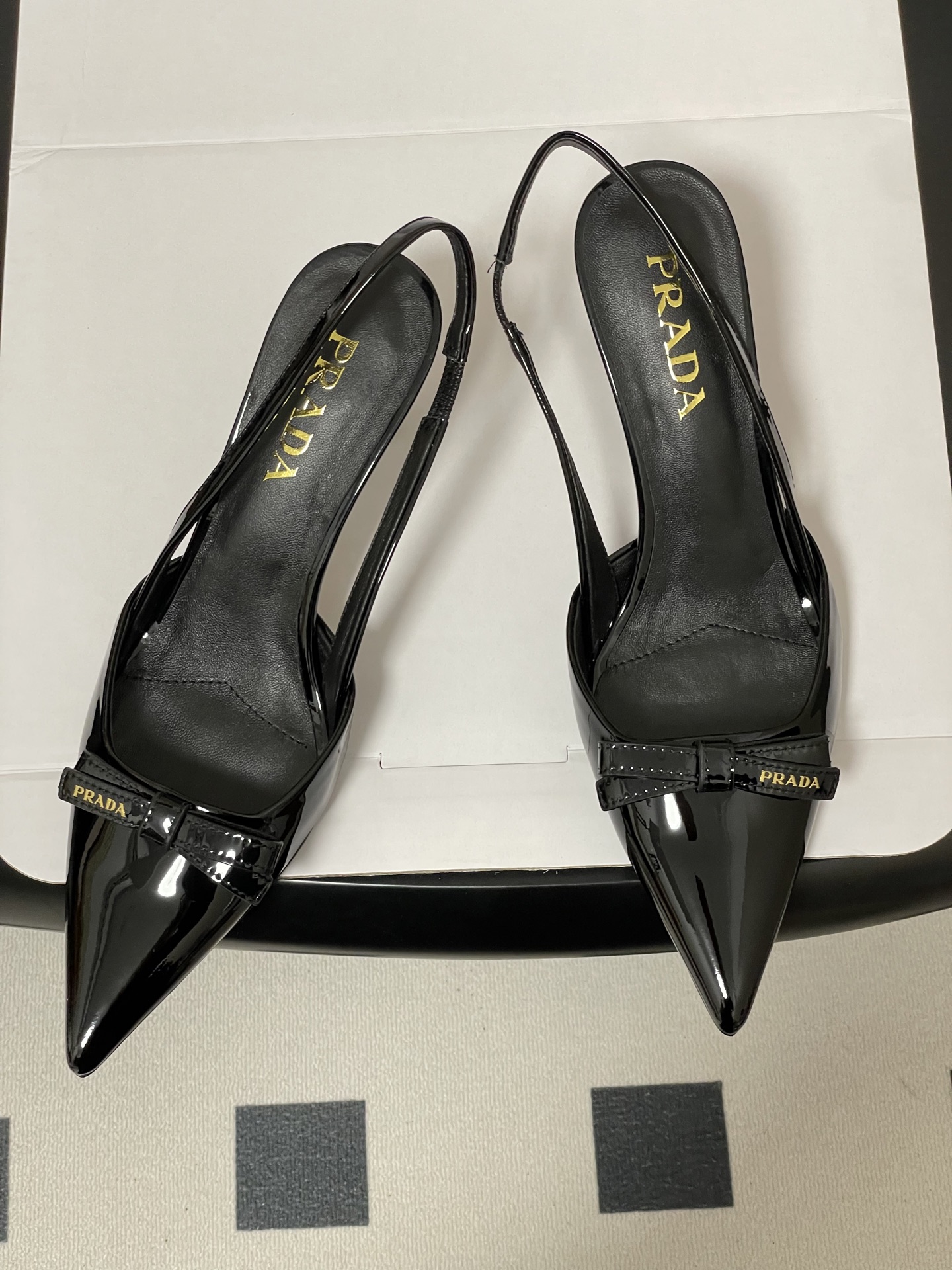 -顶级品质（配高档飞机盒✈️）2026春夏新款Prada普拉达 蝴蝶结尖头细高跟后空凉鞋小猫跟凉鞋绝美尖