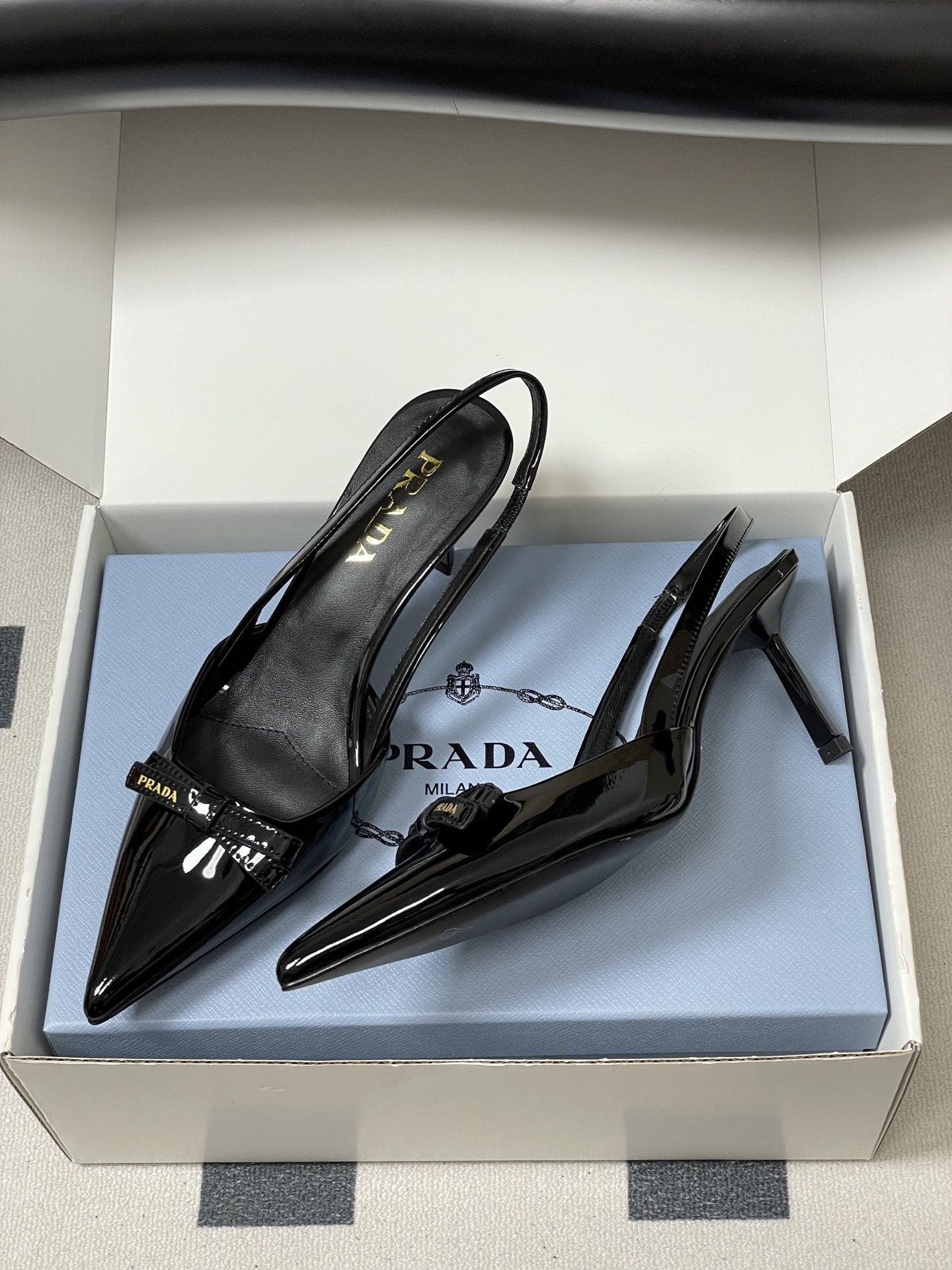 -顶级品质（配高档飞机盒✈️）2026春夏新款Prada普拉达 蝴蝶结尖头细高跟后空凉鞋小猫跟凉鞋绝美尖