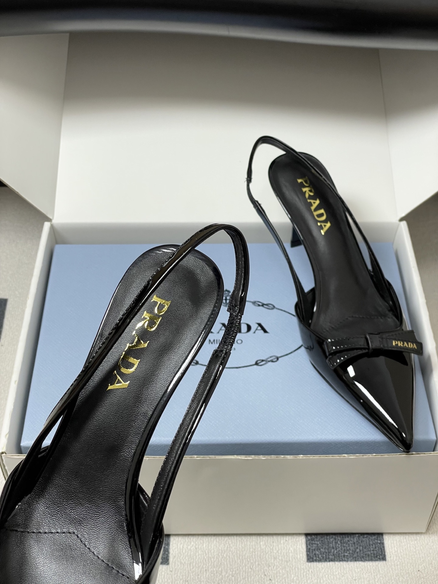 -顶级品质（配高档飞机盒✈️）2026春夏新款Prada普拉达 蝴蝶结尖头细高跟后空凉鞋小猫跟凉鞋绝美尖