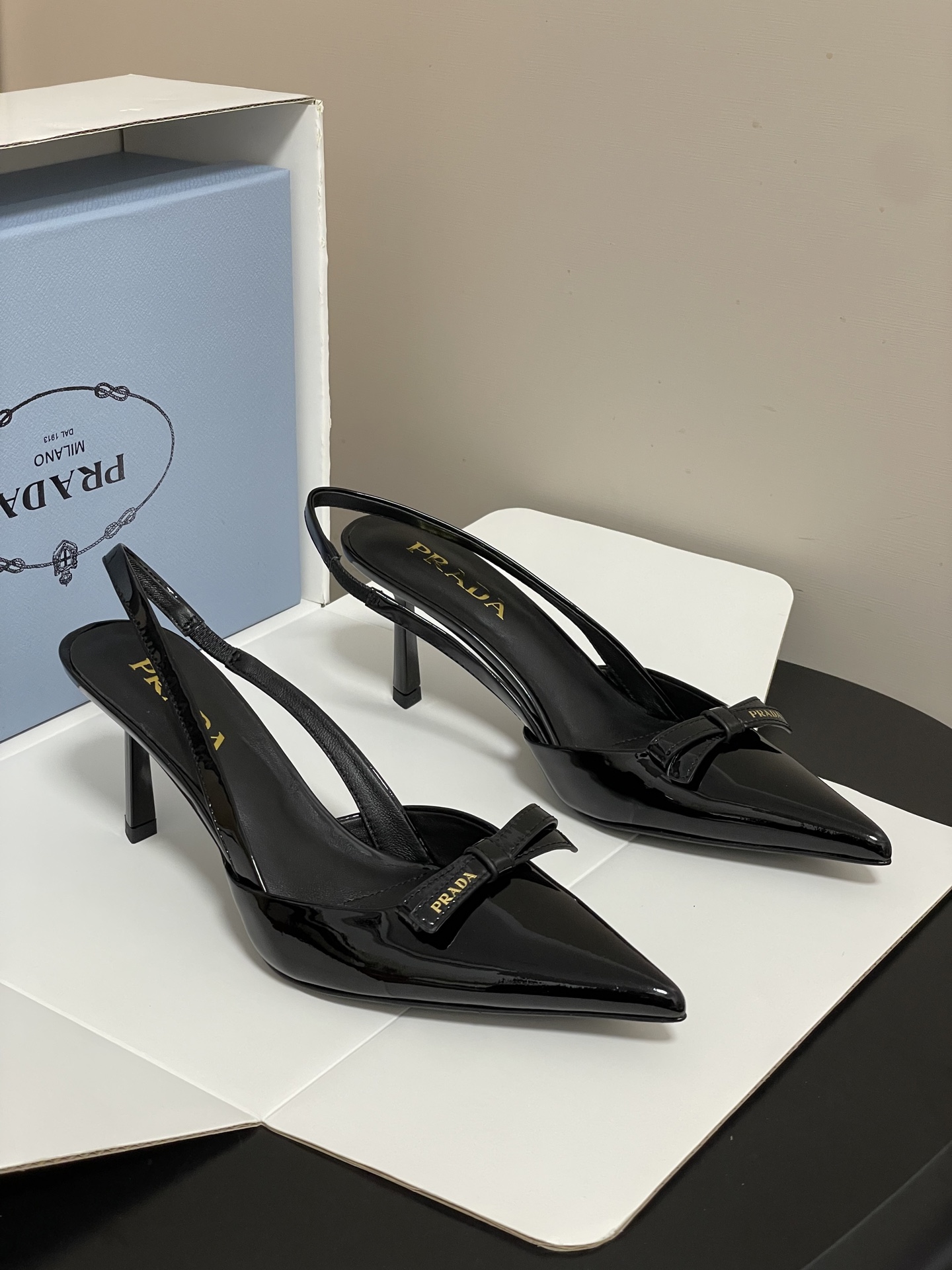 -顶级品质（配高档飞机盒✈️）2026春夏新款Prada普拉达 蝴蝶结尖头细高跟后空凉鞋小猫跟凉鞋绝美尖