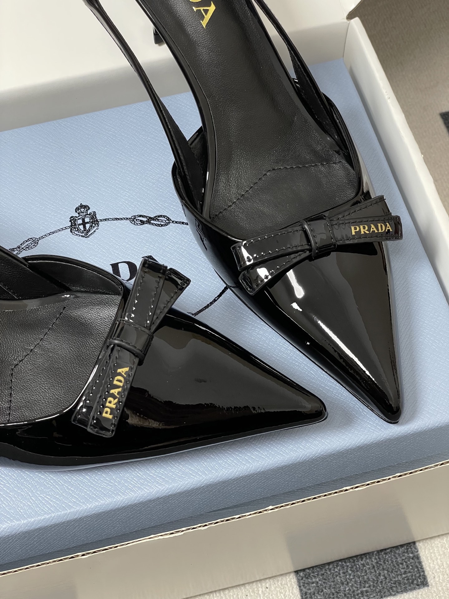 -顶级品质（配高档飞机盒✈️）2026春夏新款Prada普拉达 蝴蝶结尖头细高跟后空凉鞋小猫跟凉鞋绝美尖