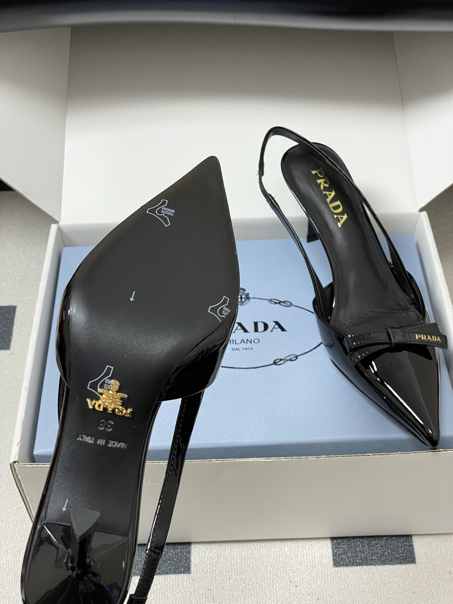 -顶级品质（配高档飞机盒✈️）2026春夏新款Prada普拉达 蝴蝶结尖头细高跟后空凉鞋小猫跟凉鞋绝美尖