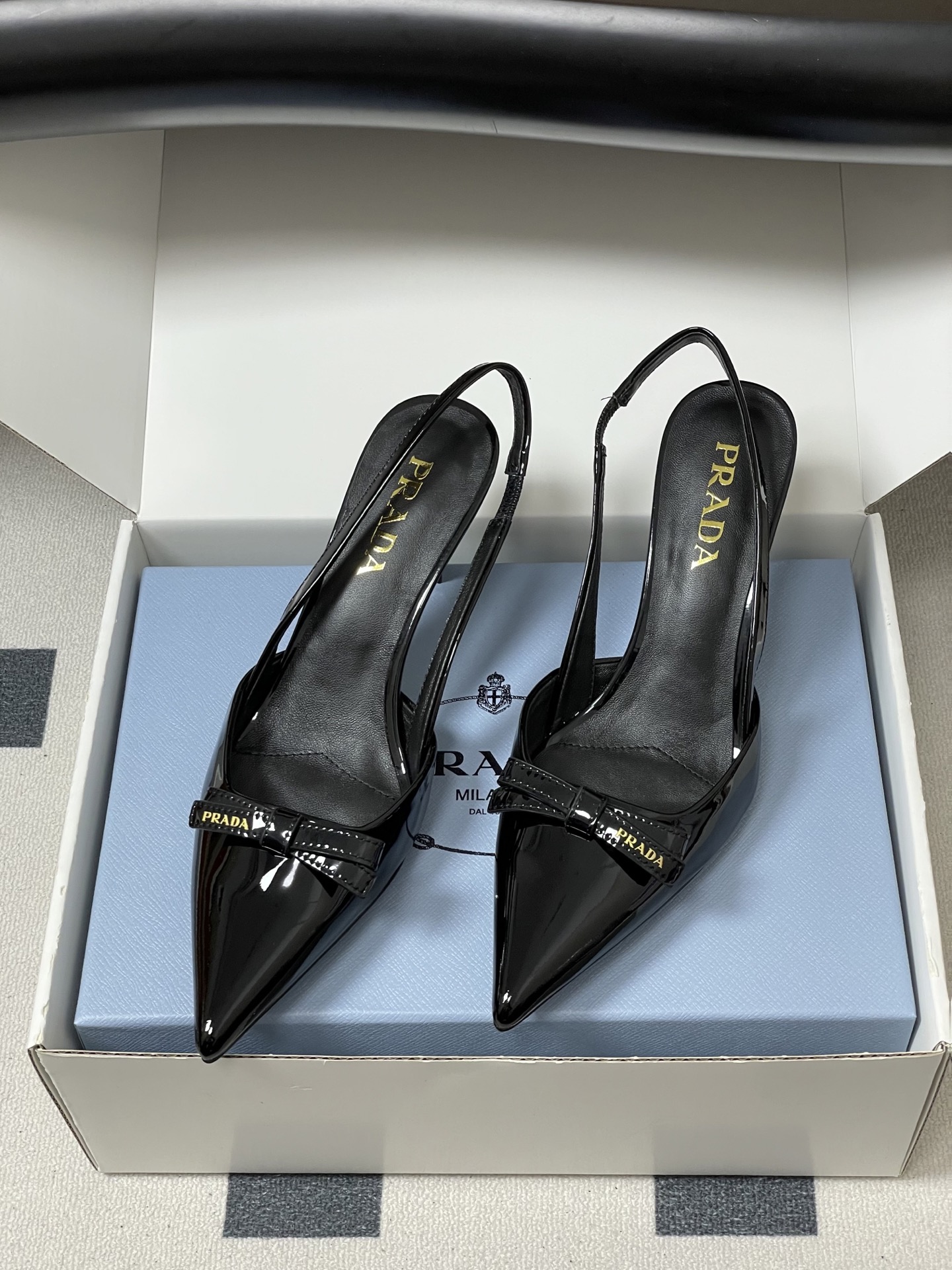-顶级品质（配高档飞机盒✈️）2026春夏新款Prada普拉达 蝴蝶结尖头细高跟后空凉鞋小猫跟凉鞋绝美尖