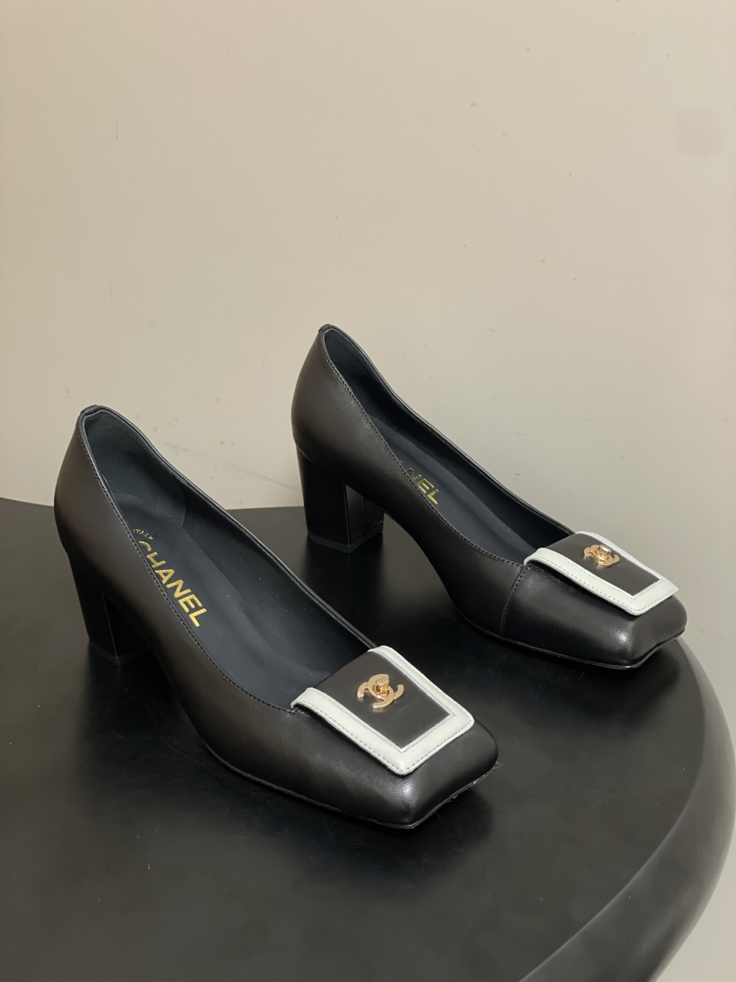 NO:784212,- Chanel Chanel 2026 spring and summer new style Xiaoxiang catwalk style classic double C school bag buckle thick heel half-moon square flat toe high-heeled shoes adopt a classic and elegant design style, while incorporating fashion elements, both retro and modern, suitable for various occasions. The shoe body has a classic double color matching. This color is not only luxurious and eye-catching, but also visually brightens the skin tone, adding a noble temperament to the wearer.  Thick high-heeled style, not tiring the feet, while providing a certain height, ensuring the stability and comfort of wearing, suitable for long-term wear. Upper sheepskin/cow patent leather, lining sheepskin, sole Italian genuine leather outsole, heel height 9cm, size 35-39 (34.40.41 custom-made, non-refundable), high-heeled shoes, chanel, chanel, high heels, sheepskin, Leather soles19860909- Chanel 香奈儿2026春夏新款 小香走秀款经典双C书包扣粗跟半月方平头高跟单鞋 采用了经典且优雅的设计风格,同时融入时尚元素,兼具复古与现代感,适合多种场合穿着. 鞋身经典的双拼色,这种色调不仅奢华亮眼,还能在视觉上提亮肤色,为穿着者增添高贵气质. 粗高跟款式,不累脚,在提供一定高度的同时,保证了穿着的稳定性和舒适度,适合长时间穿着. 鞋面羊皮/牛漆皮 内里垫脚羊皮 鞋底意大利真皮大底 跟高9cm 码数35-39（34.40.41定做不退换）,高跟鞋单鞋,chanel,chanel,high heels,sheepskin,Leather soles,Women's Shoes