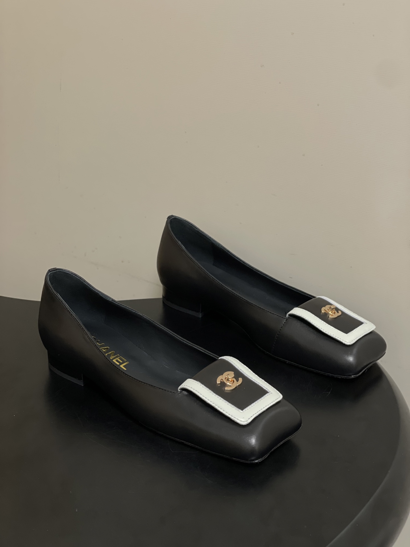 NO:784217,- Chanel Chanel 2026 spring and summer new model Xiaoxiang catwalk style classic double C school bag buckle thick heel half-moon square flat toe high heel single shoe medium heel/flat ballet shoes adopts a classic and elegant design style, while incorporating fashion elements, both retro and modern, suitable for various occasions. The shoe body has a classic double color matching. This color is not only luxurious and eye-catching, but also visually brightens the skin tone, adding a noble temperament to the wearer.  Thick high-heeled style, not tiring the feet, while providing a certain height, ensuring the stability and comfort of wearing, suitable for long-term wear. Upper sheepskin/cow patent leather, lining sheepskin, sole Italian genuine leather outsole, heel height 6cm/flat heel, size 35-39 (34.40.41 custom-made, non-refundable), high-heeled shoes, chanel, chanel, high heels, sheepskin, Leather soles19860909- Chanel 香奈儿2026春夏新款 小香走秀款经典双C书包扣粗跟半月方平头高跟单鞋中跟/平底芭蕾舞鞋 采用了经典且优雅的设计风格,同时融入时尚元素,兼具复古与现代感,适合多种场合穿着. 鞋身经典的双拼色,这种色调不仅奢华亮眼,还能在视觉上提亮肤色,为穿着者增添高贵气质. 粗高跟款式,不累脚,在提供一定高度的同时,保证了穿着的稳定性和舒适度,适合长时间穿着. 鞋面羊皮/牛漆皮 内里垫脚羊皮 鞋底意大利真皮大底 跟高6cm/平跟 码数35-39（34.40.41定做不退换）,高跟鞋单鞋,chanel,chanel,high heels,sheepskin,Leather soles,Women's Shoes