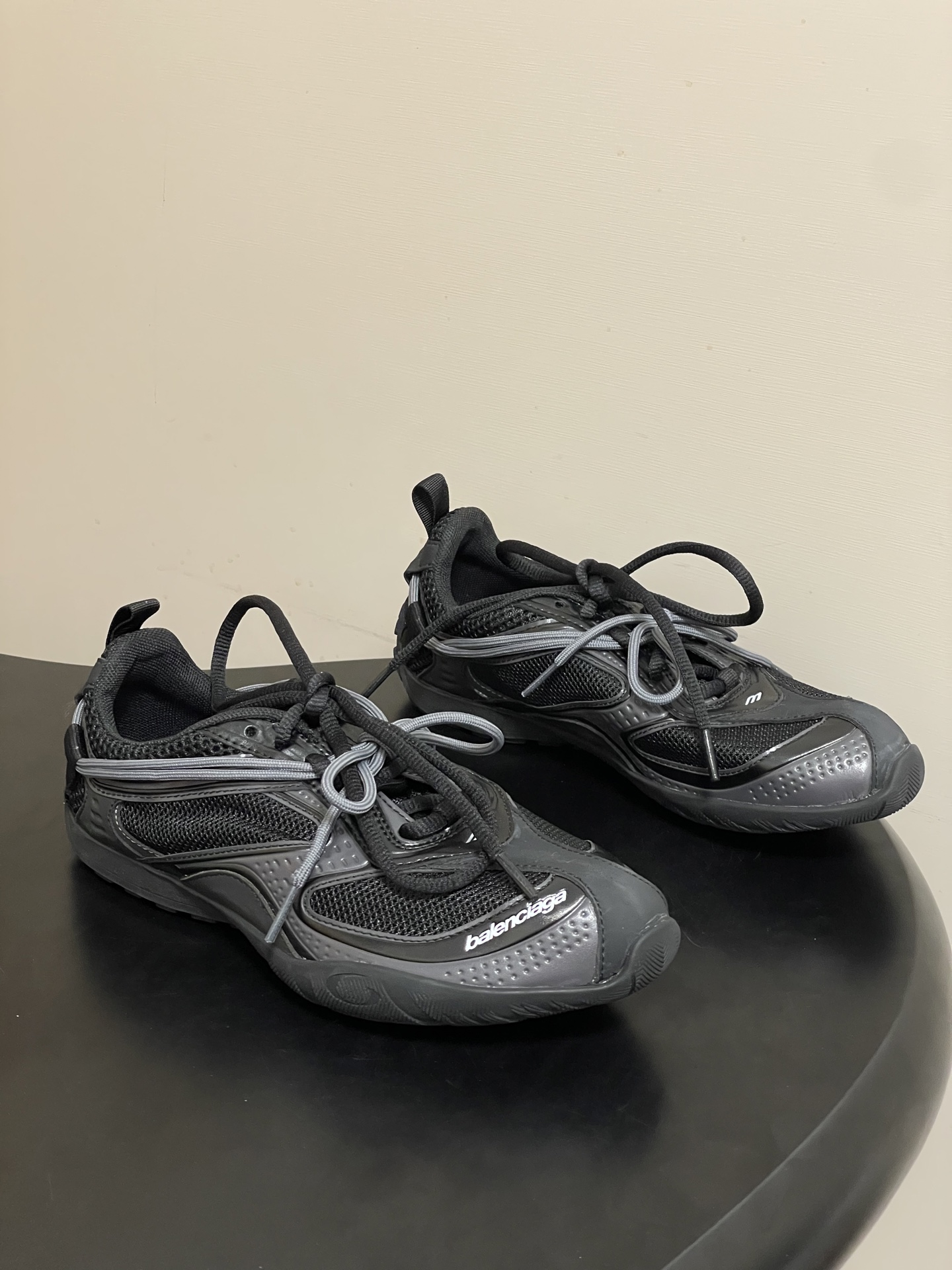 NO:784223,- 26Ss early spring new model Balenciaga Balenciaga's latest couple model sports shoes Radar Gradient series thin-soled dad shoes. Many celebrities and Internet celebrities have planted grass. This is Balenciaga's 26-year-old new Radar Gradient series retro functional running shoes. Designed under the leadership of the brand's new creative director Pierpaolo Piccioli, it subverts the brand's past heavy dad shoe style. It is extremely slim and ground-fitting. It restores the silhouette of millennium racing running shoes. It focuses on the 'second skin' to fit the foot.  Abandoning the brand's iconic thick-soled structure, it adopts a lightweight, low-cut streamlined shape, retro-worn gradient colors, mesh breathable fabric spliced with polyurethane structure, taking into account both breathability and support!  Upper space technology fabric/3D embossed gradient/breathable mesh, inner foot pad breathable fabric mesh, sole original molded TPU combination rubber outsole, size female 35-40, male 39-45, casual shoes/sports shoes, balenciaga, balenciaga, sneakers19860909- 26Ss早春新款Balenciaga巴黎世家最新情侣款 运动鞋Radar Gradient系列薄底老爹鞋 超多明星网红种草 这是巴黎世家26年全新Radar Gradient系列复古机能跑鞋 由品牌新任创意总监Pierpaolo Piccioli主导设计 颠覆品牌过往厚重老爹鞋风格 极致纤薄贴地鞋身 还原千禧年竞速跑鞋轮廓 主打「第二层肌肤」贴合脚感 摒弃品牌标志性厚底结构 轻量化低帮流线造型 复古做旧渐变配色 网眼透气面料拼接聚氨酯结构,兼顾透气与支撑包裹！ 鞋面太空科技面料/3D压印渐变/透气网布 内里垫脚透气织物网布 鞋底原版开模TPU组合橡胶大底 码数女35-40 男39-45,休闲鞋/运动鞋,balenciaga,balenciaga,sneakers,Women's Shoes