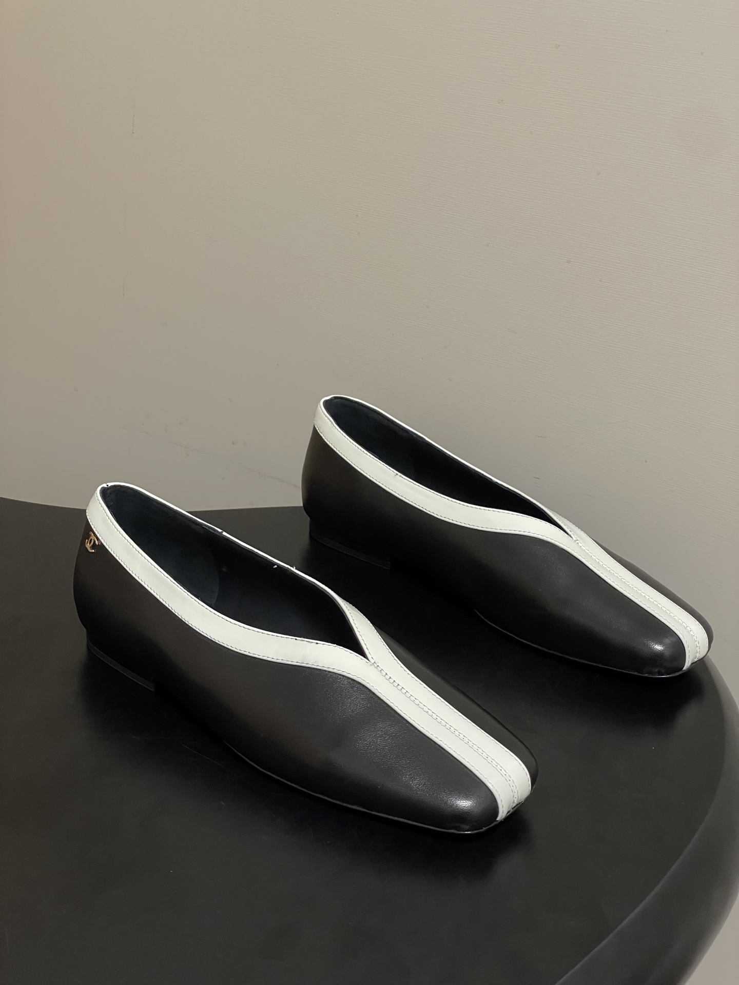 NO:784192,- Chanel Chanel 2026 spring and summer new model Xiaoxiang catwalk style iconic double C buckle classic double color matching crocodile pattern leather flat ballet shoes adopt a classic and elegant design style, while incorporating fashion elements, both retro and modern, suitable for various occasions. The classic double color matching of the shoe body is not only luxurious and eye-catching, but also visually brightens the skin tone, adding a noble temperament to the wearer.  High-heeled style, not tiring the feet, while providing a certain height, ensuring the stability and comfort of wearing, suitable for long-term wear. Upper stone pattern calf leather/sheepskin, lining silk sheepskin, sole Italian genuine leather outsole, size 35-39 (34.40.41.42 custom-made, non-returnable), single shoes, chanel, chanel, sheepskin, Leather soles19860909- Chanel 香奈儿2026春夏新款 小香走秀款标志性双C扣经典双拼色鳄鱼纹皮面平底芭蕾舞鞋 采用了经典且优雅的设计风格,同时融入时尚元素,兼具复古与现代感,适合多种场合穿着. 鞋身经典的双拼色,这种色调不仅奢华亮眼,还能在视觉上提亮肤色,为穿着者增添高贵气质. 高跟款式,不累脚,在提供一定高度的同时,保证了穿着的稳定性和舒适度,适合长时间穿着. 鞋面石头纹小牛油皮/羊皮 内里垫脚丝绸羊皮 鞋底意大利真皮大底 码数35-39（34.40.41.42定做不退换）,单鞋,chanel,chanel,sheepskin,Leather soles,Women's Shoes