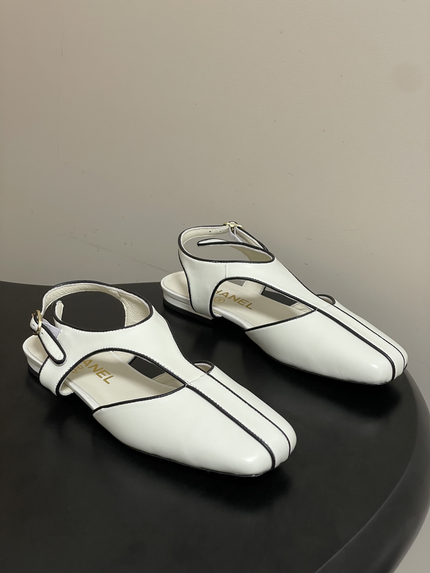 NO:784187,- Chanel Chanel 2026 spring and summer new model Xiaoxiang catwalk style flat sandals classic double-blocked color stone pattern leather retro flats adopt a classic and elegant design style, while incorporating fashion elements, both retro and modern, suitable for various occasions. The classic double-blocked color of the shoe body is not only luxurious and eye-catching, but also visually brightens the skin tone, adding a noble temperament to the wearer.  The high-heeled style does not tire your feet. It provides a certain height while ensuring the stability and comfort of wearing, suitable for long-term wear. The upper is stone-patterned calf leather, the lining is silk sheepskin, and the sole is Italian genuine leather outsole. Size 35-39 (34.40.41.42 is customized and non-refundable). Single shoes, chanel, chanel, sandals, flats, sheepskin, Leather soles19860909- Chanel 香奈儿2026春夏新款 小香走秀款平底凉鞋经典双拼色石头纹皮面复古平底鞋 采用了经典且优雅的设计风格,同时融入时尚元素,兼具复古与现代感,适合多种场合穿着. 鞋身经典的双拼色,这种色调不仅奢华亮眼,还能在视觉上提亮肤色,为穿着者增添高贵气质. 高跟款式,不累脚,在提供一定高度的同时,保证了穿着的稳定性和舒适度,适合长时间穿着. 鞋面石头纹小牛油皮 内里垫脚丝绸羊皮 鞋底意大利真皮大底 码数35-39（34.40.41.42定做不退换）,单鞋,chanel,chanel,sandals,flats,sheepskin,Leather soles,Women's Shoes