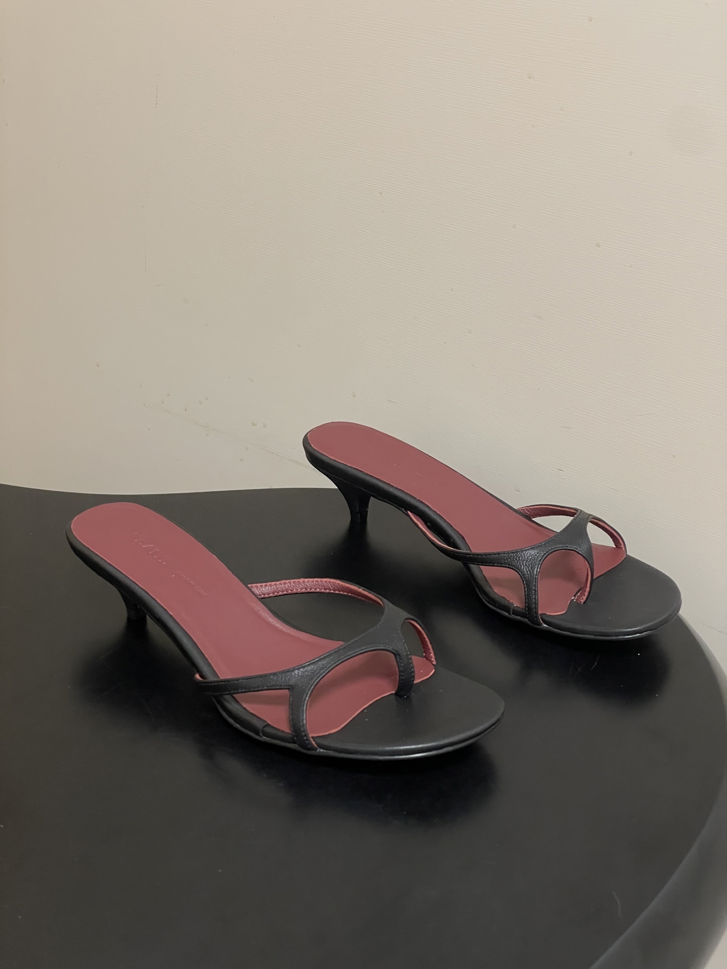 NO:785264,- Khatie 2026s new spring and summer retro-style snake-pattern cross-strap cat-heeled sandals. The iconic cross-strap design is paired with retro snake-print texture. Every detail highlights the brand style and is instantly recognizable. It is a complete outfit helper this year!  The cat-heeled shoes are elegant and show off your temperament. The top of your foot becomes slender in seconds, easily elongating your leg lines and giving you full aura. Two snake print colors are available, the black and gray model is cool and capable, while the yellow and brown model is retro and lazy, easily adapting to various outfit styles. The matchability is excellent!  Pair it with jeans for a casual and relaxed French style, with a dress for an elegant and ladylike look, and with suit pants for a smart and intellectual workplace feel. One shoe unlocks N kinds of dressing styles. Upper cowhide, lining sheepskin, sole Italian genuine leather outsole, heel height 3.5cm, size 35-39 (40.41 custom-made, non-returnable), slippers, slippers, skirts, jeans, business  suit,cowhide,sheepskin,leather soles19860909- Khatie 2026s 春夏新款 复古风蛇纹交叉带猫跟凉拖鞋 标志性交叉带设计搭配复古蛇纹纹理,每一处细节都彰显品牌格调,辨识度直接拉满,完全是今年的穿搭神助攻！猫跟鞋型优雅又显气质,上脚秒变纤细玉足,轻松拉长腿部线条,气场全开.两种蛇纹配色可选,黑灰款酷飒干练,黄棕款复古慵懒,轻松适配各种穿搭风格. 搭配性堪称一绝！配牛仔裤是随性松弛的法式慵懒风,配连衣裙是优雅大气的名媛感,配西装裤又能穿出干练知性的职场感,一鞋解锁N种穿搭风格. 鞋面牛皮 内里垫脚羊皮 鞋底意大利真皮大底 跟高3.5cm 码数35-39（40.41定做不退换）,拖鞋,slippers,skirts,jeans,business suit,cowhide,sheepskin,Leather soles,Women's Shoes