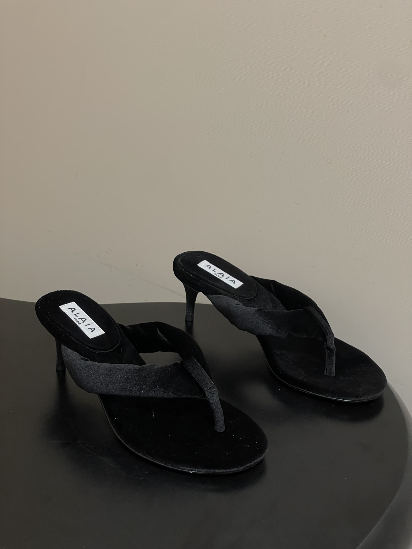 NO:785257,- (Standard with original belt box) 2026 spring and summer new ALAIA velvet flip-flops high-heeled flip-flops / kitten heel mules sandals / flat flip-flops. Based on classic flip-flops, the shoe shape is neat and pure, without unnecessary decoration. It only relies on velvet material to convey a sense of luxury and is suitable for a variety of wearing styles. The toes are made of widened velvet fabric, which avoids the pain points of traditional flip-flops that scratch the feet, taking into account both style and comfort.  The upper is made of velvet cloth, which is soft and smooth to the touch and has a delicate luster. It will show rich light and shadow changes at different angles. Highly saturated colors can inject vitality into basic styles. It can be paired with jeans and T-shirts to create a casual daily look, and can also be combined with dresses and suits to create a mixed style. Customized silk velvet for the upper. Customized silk velvet for the lining. Italian genuine leather outsole. Heel height 9cm/5.5cm/flat bottom  Size 35-39 (40.41.42 customized, non-refundable), split-toe shoes, alaia, slippers, skirts, jeans, tees, t-shirt, business suit, real silk, Leather soles19860909-（标配原版皮带盒） 2026春夏新款ALAIA阿莱亚 天鹅绒夹脚高跟人字拖鞋/小猫跟穆勒凉拖鞋/平底人字拖鞋 以经典人字拖为基础,鞋型利落纯粹,没有多余装饰,仅靠丝绒材质传递奢华感,适配多种穿搭风格.夹脚处采用加宽的丝绒面料,避免了传统人字拖磨脚的痛点,兼顾了造型感与舒适度. 鞋面采用丝绒布,触感软糯顺滑且自带细腻光泽,不同角度下会呈现丰富的光影变化.高饱和色彩能为基础款穿搭注入活力,既能搭配牛仔裤、T恤打造随性日常造型,也能与连衣裙、西装组合出混搭风格. 鞋面定制真丝绒布 内里垫脚定制真丝绒布 鞋底意大利真皮大底 跟高9cm/5.5cm/平底 码数35-39（40.41.42定做不退换）,分趾鞋,alaia,slippers,skirts,jeans,tees，t-shirt,business suit,real silk,Leather soles,Women's Shoes
