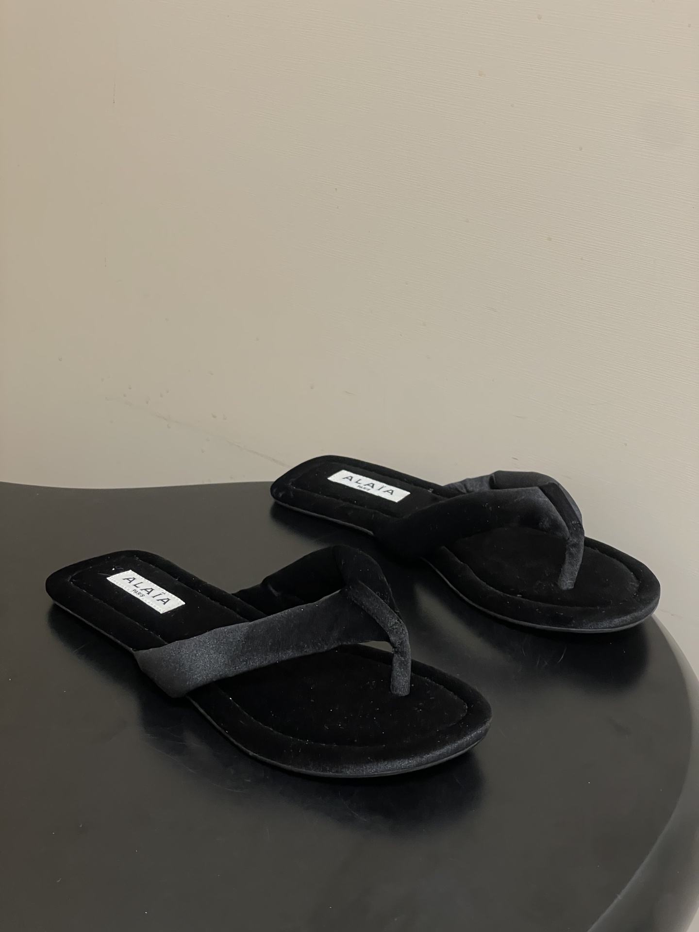 NO:785260,- (Standard with original belt box) 2026 spring and summer new ALAIA velvet flip-flops high-heeled flip-flops / kitten heel mules sandals / flat flip-flops. Based on classic flip-flops, the shoe shape is neat and pure, without unnecessary decoration. It only relies on velvet material to convey a sense of luxury and is suitable for a variety of wearing styles. The toes are made of widened velvet fabric, which avoids the pain points of traditional flip-flops that scratch the feet, taking into account both style and comfort.  The upper is made of velvet, which is soft and smooth to the touch and has a delicate luster. It will show rich light and shadow changes at different angles. Highly saturated colors can inject vitality into basic outfits. It can be paired with jeans and T-shirts to create a casual daily look, and can also be combined with dresses and suits to create a mixed style. Customized silk velvet for the upper. Customized silk velvet for the lining. Open-molded rubber outsole. Heel height 9cm/5.5cm/flat bottom.  Size 35-39 (40.41.42 customized, non-refundable), split-toe shoes, alaia, slippers, skirts, jeans, tees, t-shirt, business suit, real silk19860909-（标配原版皮带盒） 2026春夏新款ALAIA阿莱亚 天鹅绒夹脚高跟人字拖鞋/小猫跟穆勒凉拖鞋/平底人字拖鞋 以经典人字拖为基础,鞋型利落纯粹,没有多余装饰,仅靠丝绒材质传递奢华感,适配多种穿搭风格.夹脚处采用加宽的丝绒面料,避免了传统人字拖磨脚的痛点,兼顾了造型感与舒适度. 鞋面采用丝绒布,触感软糯顺滑且自带细腻光泽,不同角度下会呈现丰富的光影变化.高饱和色彩能为基础款穿搭注入活力,既能搭配牛仔裤、T恤打造随性日常造型,也能与连衣裙、西装组合出混搭风格. 鞋面定制真丝绒布 内里垫脚定制真丝绒布 鞋底开模橡胶大底 跟高9cm/5.5cm/平底 码数35-39（40.41.42定做不退换）,分趾鞋,alaia,slippers,skirts,jeans,tees，t-shirt,business suit,real silk,Women's Shoes