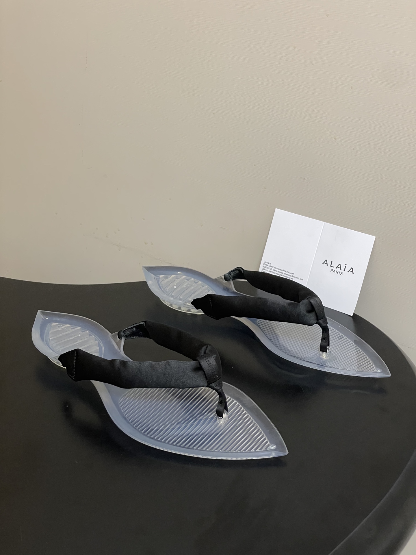 NO:785247,- Belt box 20 Notes for ordering (default ordinary box) 26ss spring and summer new style ALAIA Alaya's latest transparent flip-flops flip-flops Colorful satin flip-flops | The flowing color poetry of summer Knead the summer palette into the satin Every touch of color has a sense of transparency and breathing The transparent bottom holds a light ribbon The pointed toe outline is neat and gentle The freshness of fruit green, the coolness of silver gray The warmth of rose red The clarity of lake blue  It looks like flowing color fragments against the transparent bottom. It brings a holiday atmosphere when you step on it. Paired with a linen skirt or denim hot pants, it is an effortless summer relaxation. Suitable for those who prefer 'color and texture coexist'. Low-key but self-recognizable. Customized silk satin fabric for the upper. Original molded TPU transparent outsole for the sole.  Size 35-42 (40.41.42 customized, non-refundable), split-toe shoes, alaia, slippers, skirts, real silk, silk fabric19860909-皮带盒20 下单备注(默认普通盒) 26ss春夏新款ALAIA阿莱亚最新透明底人字拖鞋夹脚凉拖鞋 彩色缎面夹脚拖｜夏日里的流动色彩诗 把夏日调色盘揉进缎面里 每一抹色彩都带着通透呼吸感 透明底托着轻盈缎带 尖头轮廓利落又温柔 果绿的鲜活、银灰的清冷 玫红的热烈 湖蓝的澄澈 在透明底衬映下像流动的色彩碎片 踩上去便自带度假氛围感 配亚麻长裙或牛仔热裤 是不费力的夏日松弛感 适合偏爱“色彩与质感并存”的穿搭玩家 低调却自带辨识度 鞋面定制真丝绸缎面料 鞋底原版开模 TPU 透明大底 码数35-42（40.41.42定做不退换）,分趾鞋,alaia,slippers,skirts,real silk,silk fabric,Women's Shoes