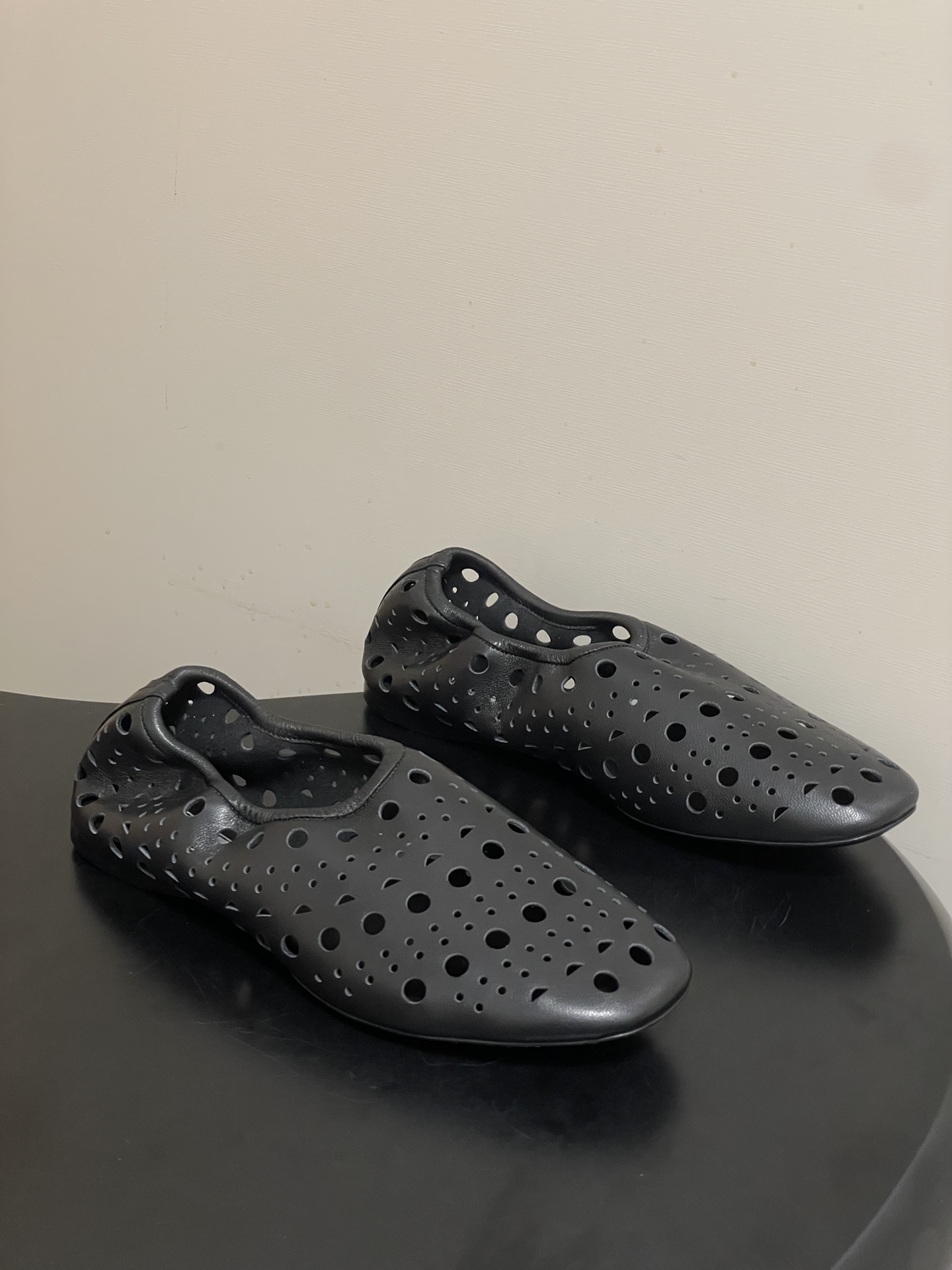 NO:785242,-Belt box 20 order notes (default ordinary box) 26ss early spring new ALAIA ALAIA personalized elastic pleated flat ballet shoes super soft granny shoes hollow round perforated Mary Jane shoes combine ALAA's iconic pioneering sharpness with softness and comfort. Each step brings a free and neat aura. Dense round holes break the regularity of the shoe shape. The soft suede presents a warm matte texture. The relaxed shoe shape allows for an unfettered walk.  The hollow texture hides an unconventional coolness. Paired with a functional jacket or a minimalist long skirt, it is the perfect balance of coolness and comfort. It is suitable for those who prefer 'avant-garde yet practical' outfits. It is low-key but memorable enough!  Customized delicate sheepskin upper, sheepskin lining, Italian grade A genuine leather outsole, size 35-39 (40.41.42 customized, non-returnable), ballet shoes, alaia, mary jane, skirts, jackets & coats, sheepskin, sheep, chamois leather, Leather soles19860909-皮带盒20下单备注（默认普通盒） 26ss早春新款ALAIA阿莱亚 个性松紧褶皱平底芭蕾舞鞋超软奶奶鞋镂空圆形打孔玛丽珍单鞋 把ALAA标志性的先锋锐利与柔软舒适揉成一体 每一步都带着自由又利落的气场 密集圆孔打破鞋型的规整 软质麂皮呈现温润哑光质感 松弛鞋型让步履毫无束缚 在镂空肌理里藏着不迎合的酷感 配机能风外套或极简长裙 是冷感与舒适的完美平衡 适合偏爱“先锋又实穿”的穿搭玩家 低调却足够有记忆点！ 鞋面定制细腻羊猄皮 内里垫脚羊皮 鞋底意大利A级真皮大底 码数35-39（40.41.42定做不退换）,芭蕾舞鞋,alaia,mary jane,skirts,jackets & coats,sheepskin,sheep,chamois leather,Leather soles,Women's Shoes