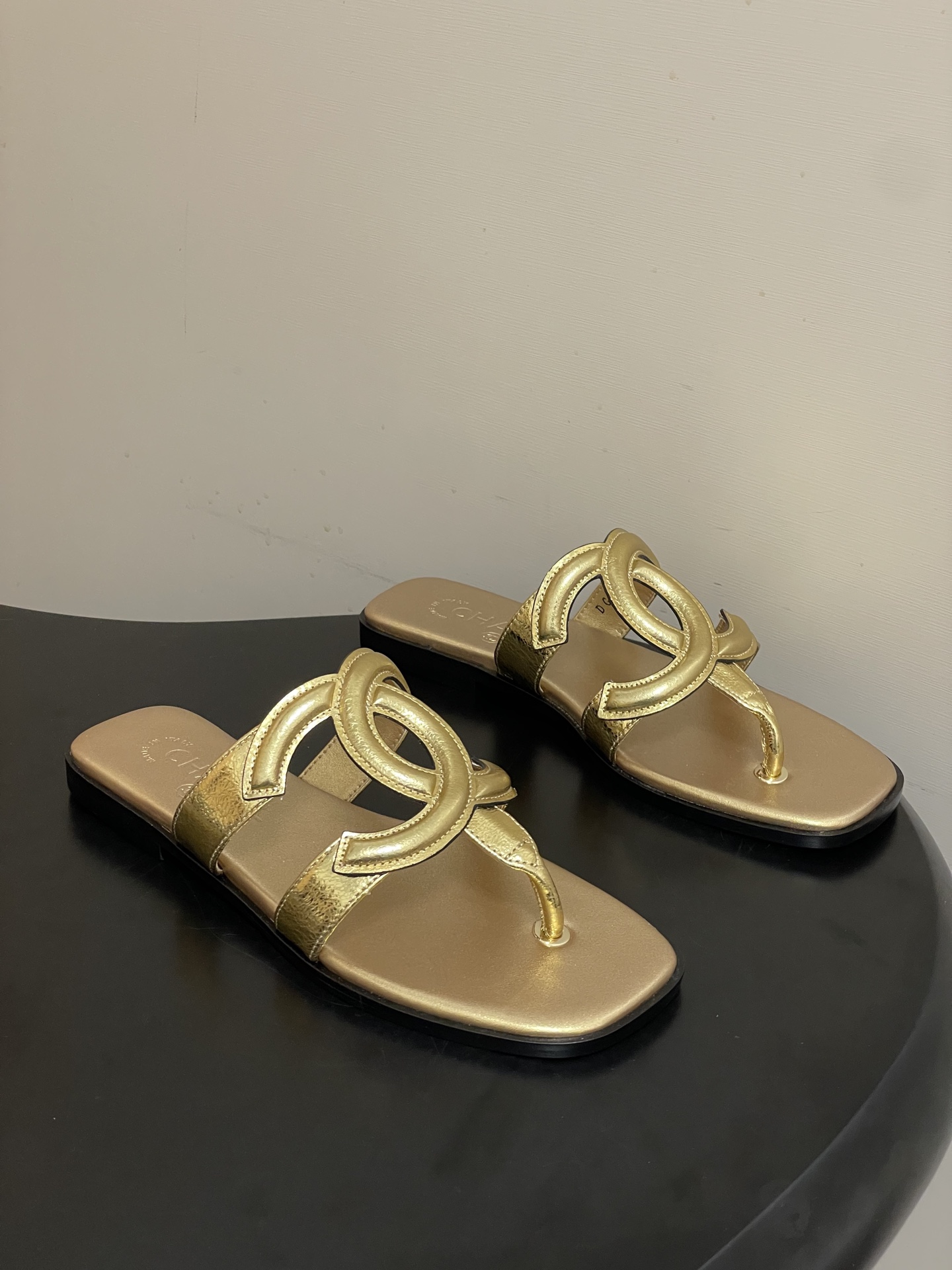 NO:785253,- 26Ss Spring and Summer New Chanel Chanel Resort Style Xiaoxiang Classic Large Double C Hollow Flip-Flop Sandals Mier Strap Flat Flip-flops  The upper is decorated with a large double C logo, which is Xiaoxiang's classic design symbol, with both sophistication and brand recognition. It is a flat-soled flip-flop with an open toe + mules shoe design that is simple and comfortable. The flat-soled structure is suitable for daily casual scenes, and the shape of the strap can also modify the foot shape. The classic color system is versatile and can adapt to different wearing styles. Upper cowhide/sheep leather, lining sheepskin, sole Italian genuine leather outsole  Size 35-39 (34.40.41.42 customized, non-returnable), split-toe shoes, chanel, chanel, slippers, cowhide, sheepskin, sheep, Leather soles19860909- 26Ss春夏新款Chanel香奈儿 度假风小香经典大双C镂空夹脚人字凉拖鞋蜜儿一字带平底人字拖鞋 鞋面装饰大双c标志,是小香的经典设计符号,兼具精致感与品牌辨识度.为平底一字拖,露趾+穆勒鞋型的设计简约舒适,平底结构适配日常休闲场景,一字带的造型也能修饰脚型.经典色系,百搭且能适配不同穿搭风格. 鞋面牛皮/羊猄皮 内里垫脚羊皮 鞋底意大利真皮大底 码数35-39（34.40.41.42 定做不退换）,分趾鞋,chanel,chanel,slippers,cowhide,sheepskin,sheep,Leather soles,Women's Shoes