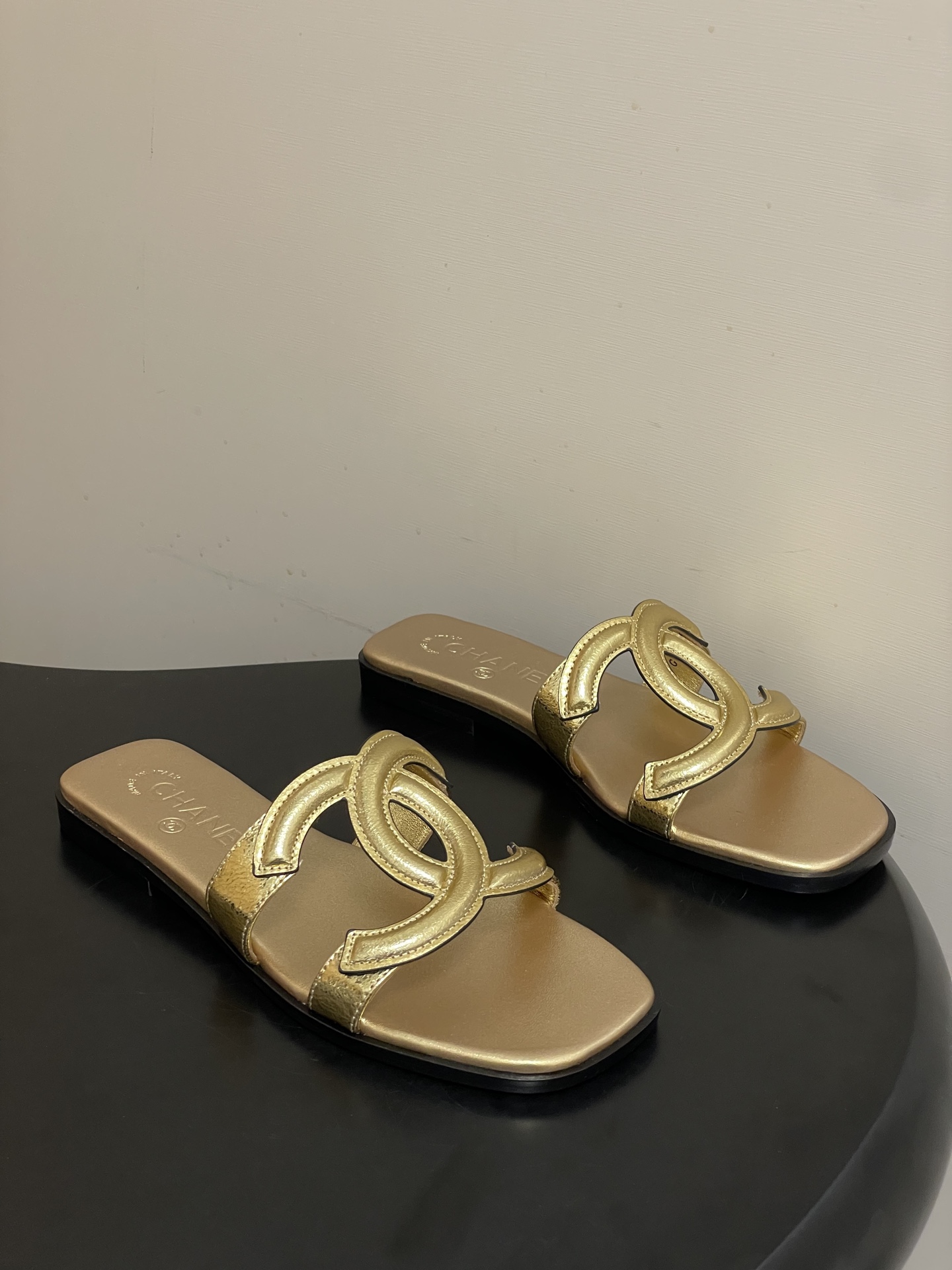 NO:785258,- 26Ss spring and summer new model Chanel Chanel holiday style small fragrance classic large double C hollow high heel sandals Mier flat slippers  The upper is decorated with a large double C logo, which is Xiaoxiang's classic design symbol, with both sophistication and brand recognition. It is a flat-soled flip-flop with an open toe + mules shoe design that is simple and comfortable. The flat-soled structure is suitable for daily casual scenes, and the shape of the strap can also modify the foot shape. The classic color system is versatile and can adapt to different wearing styles. Upper cowhide/sheep leather, lining sheepskin, sole Italian genuine leather outsole  Size 35-39 (34.40.41.42 customized, non-refundable), slippers, chanel, chanel, slippers, cowhide, sheepskin, sheep, Leather soles19860909- 26Ss春夏新款Chanel香奈儿 度假风小香经典大双C镂空高跟凉拖鞋蜜儿一字带平底拖鞋 鞋面装饰大双c标志,是小香的经典设计符号,兼具精致感与品牌辨识度.为平底一字拖,露趾+穆勒鞋型的设计简约舒适,平底结构适配日常休闲场景,一字带的造型也能修饰脚型.经典色系,百搭且能适配不同穿搭风格. 鞋面牛皮/羊猄皮 内里垫脚羊皮 鞋底意大利真皮大底 码数35-39（34.40.41.42 定做不退换）,拖鞋,chanel,chanel,slippers,cowhide,sheepskin,sheep,Leather soles,Women's Shoes