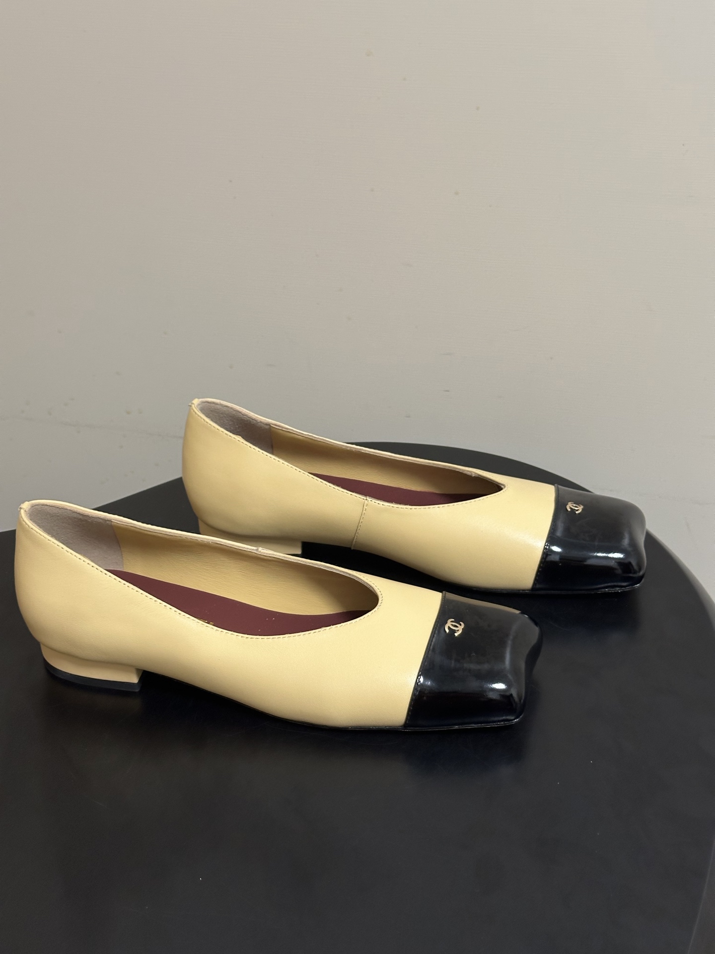 NO:785263,- Chanel Chanel 2026 spring and summer new style Xiaoxiang catwalk style classic double C buckle thick heel sandals with half-moon square flat toe high heels medium heel/flat sandals high heels adopt a classic and elegant design style, while incorporating fashion elements, both retro and modern, suitable for various occasions. The shoe body has a classic double color matching. This color is not only luxurious and eye-catching, but also visually brightens the skin tone, adding a noble temperament to the wearer.  Thick high-heeled style, not tiring the feet, while providing a certain height, ensuring the stability and comfort of wearing, suitable for long-term wear. Upper sheepskin/cow patent leather, lining sheepskin, sole Italian genuine leather outsole, heel height 6cm/flat heel, size 35-39 (34.40.41 custom-made, non-refundable), sandals, chanel, chanel, sandals, high heels, sheepskin, Leather soles19860909- Chanel 香奈儿2026春夏新款 小香走秀款经典双C扣粗跟后空凉鞋半月方平头高跟单鞋 中跟/平底凉鞋高跟鞋 采用了经典且优雅的设计风格,同时融入时尚元素,兼具复古与现代感,适合多种场合穿着. 鞋身经典的双拼色,这种色调不仅奢华亮眼,还能在视觉上提亮肤色,为穿着者增添高贵气质. 粗高跟款式,不累脚,在提供一定高度的同时,保证了穿着的稳定性和舒适度,适合长时间穿着. 鞋面羊皮/牛漆皮 内里垫脚羊皮 鞋底意大利真皮大底 跟高6cm/平跟 码数35-39（34.40.41定做不退换）,凉鞋单鞋,chanel,chanel,sandals,high heels,sheepskin,Leather soles,Women's Shoes