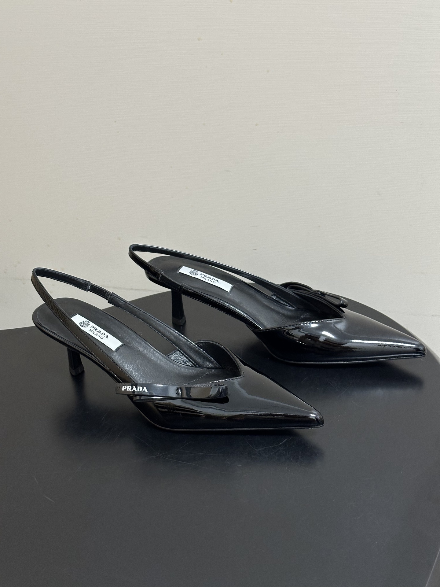 NO:785967,-Top quality (with high-end airplane case) 2026 spring and summer new Prada Prada bow pointed toe stiletto sandals kitten heel sandals Beautiful pointed toe heels The minimalist beauty that has been missing in the fashion industry for a long time Classic fashion color matching Effortless elegance is coming Fashionable Exquisite Beautiful Baotou pointed toe Wear fashionable temperament simple new daily slippers to create a high-end feel This slipper is super good on the feet and can lengthen your legs.  This bow-tie high-heeled shoe presents a feminine silhouette, and the elegant contemporary details are full of vitality. The pointed toe slingback design is matched with a geometric heel and a leather triangle logo. The thin padding creates a three-dimensional effect and highlights a modern atmosphere. Upper cow patent leather, lining sheepskin, heel height 4.5cm, sole Italian leather outsole, size 35-39 (40.41 custom-made, non-returnable), sandals, prada, prada, sandals, high  heels,slippers,sheepskin,leather soles19860909-顶级品质（配高档飞机盒） 2026春夏新款Prada普拉达 蝴蝶结尖头细高跟后空凉鞋小猫跟凉鞋 绝美尖头跟鞋 时尚界久违的极简之美 经典时尚配色 毫不费力的优雅风来袭 时髦 精致 绝美 包头尖头 外穿时尚气质简约新款日常拖鞋美出高级感拖鞋这款上脚超好而且可以拉长腿型. 这款蝴蝶结高跟鞋呈现柔美廓形,优雅的当代风格细节尽显活力.尖头露跟设计,搭配几何形鞋跟和皮革三角形徽标,轻薄填充塑造三维效果,彰显摩登气息. 鞋面牛漆皮 内里垫脚羊皮 跟高4.5cm 鞋底意大利真皮大底 码数35-39（40.41定做不退换）,凉鞋,prada,prada,sandals,high heels,slippers,sheepskin,Leather soles,Women's Shoes