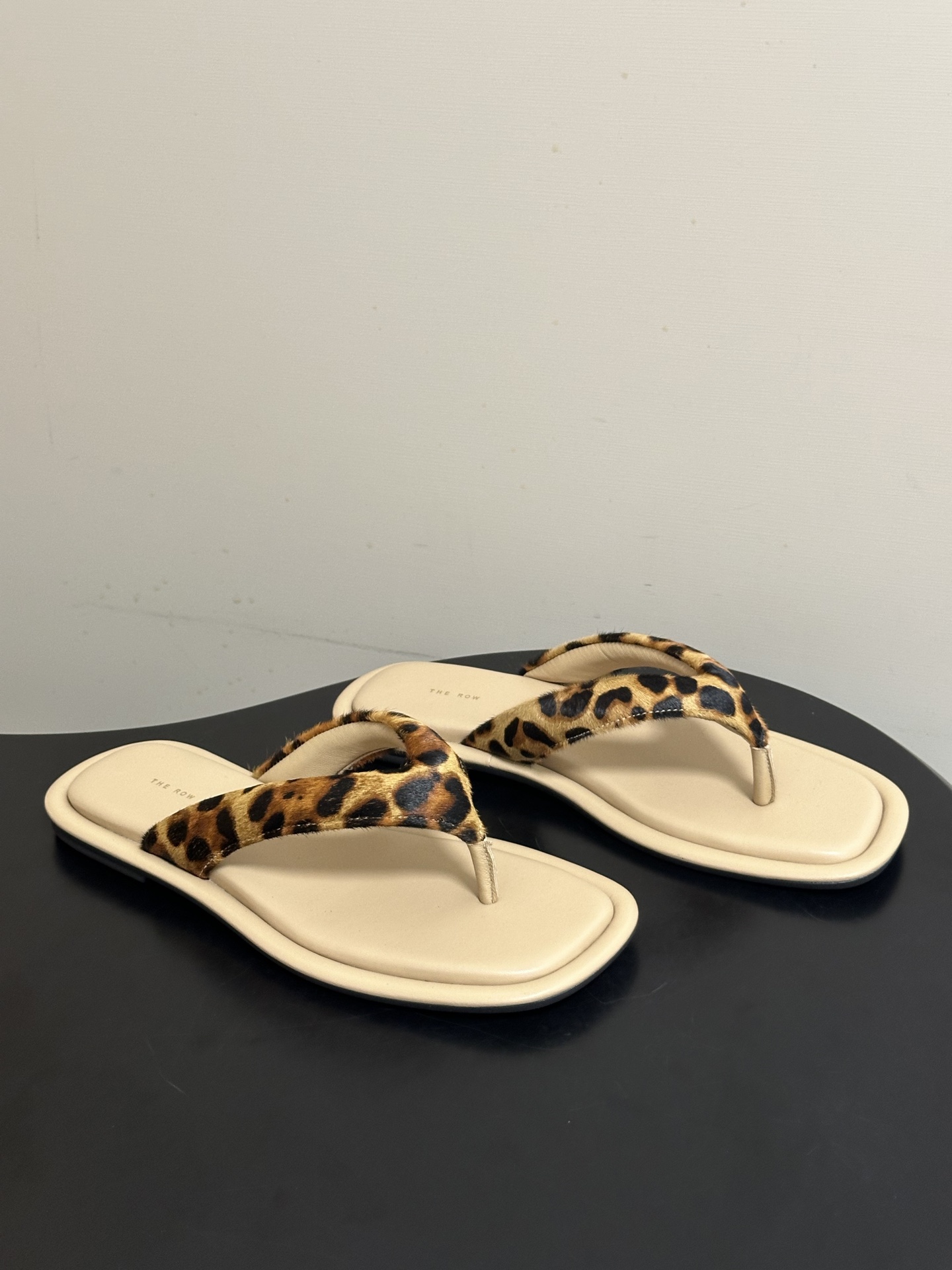 NO:785940,- THE ROW 26s new spring and summer TR spotted leopard print horse hair casual sandals flip-flops beach flip-flops. A slipper that will amaze you immediately when you put it on. TR slippers will not regret if you close your eyes and put them in. Everything is just right!  Customized horse hair upper, sheepskin lining, molded rubber outsole, size 35-39 (customized for 40, non-returnable), split-toe shoes, slippers, sheepskin19860909- THE ROW 26s春夏新款 TR 斑点豹纹马毛休闲凉拖鞋 夹脚沙滩人字拖鞋 上脚马上会惊艳到你的一款拖鞋TR拖鞋闭眼入都不会后悔一切那么恰到好处！ 鞋面定制马毛 内里垫脚羊皮 鞋底开模橡胶大底 码数35-39（40定做不退换）,分趾鞋,slippers,sheepskin,Women's Shoes