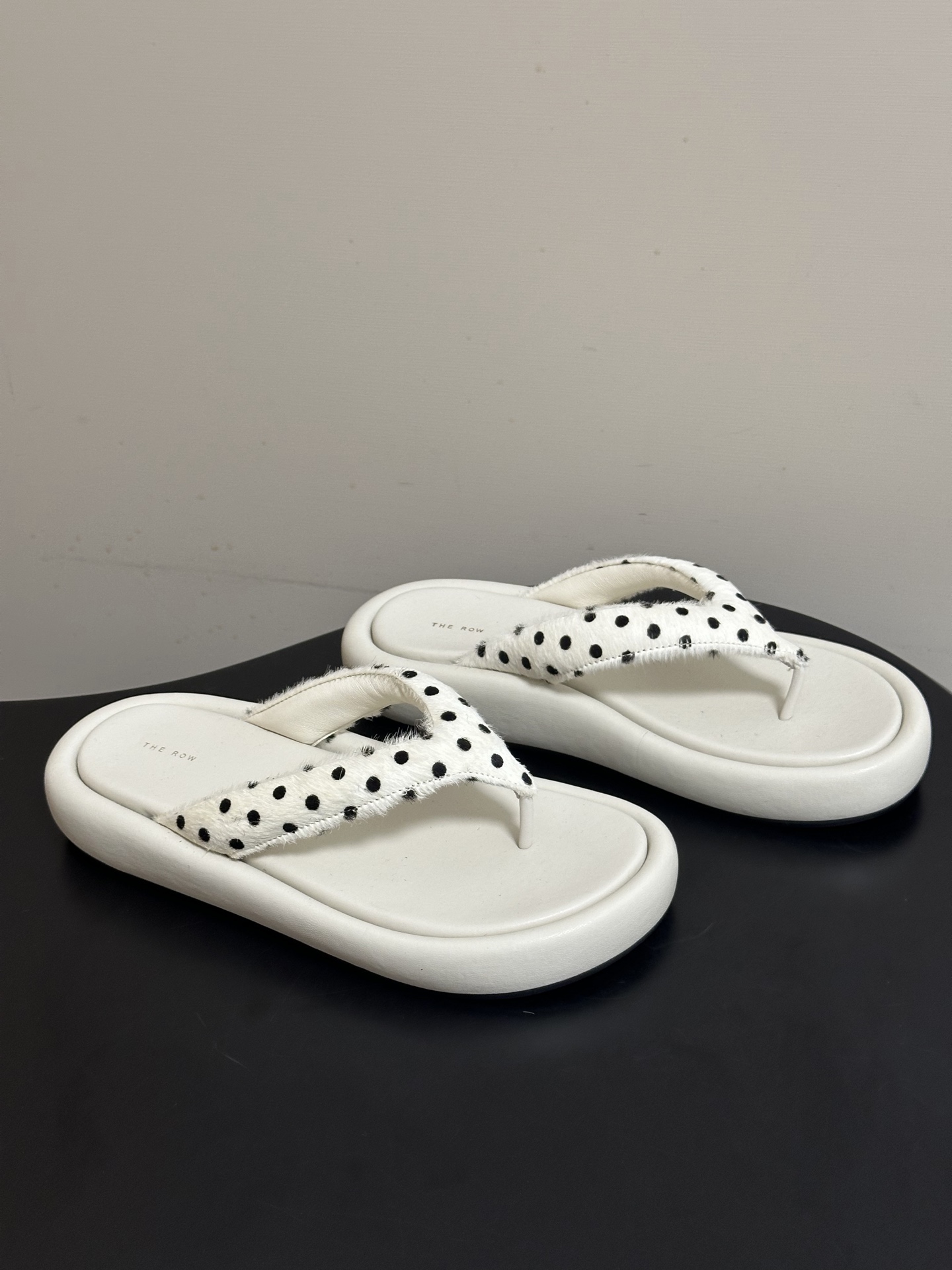 NO:785938,- THE ROW 26s new spring and summer TR spotted leopard print horse hair casual sandals thick-soled beach flip-flops. A slipper that will amaze you immediately when you put it on. TR slippers will not regret it if you close your eyes and put it in. Everything is just right!  Customized horse hair upper, sheepskin lining, molded rubber outsole, size 35-39 (customized for 40, non-returnable), split-toe shoes, slippers, sheepskin19860909- THE ROW 26s春夏新款 TR 斑点豹纹马毛休闲凉拖鞋 厚底夹脚沙滩人字拖鞋 上脚马上会惊艳到你的一款拖鞋TR拖鞋闭眼入都不会后悔一切那么恰到好处！ 鞋面定制马毛 内里垫脚羊皮 鞋底开模橡胶大底 码数35-39（40定做不退换）,分趾鞋,slippers,sheepskin,Women's Shoes