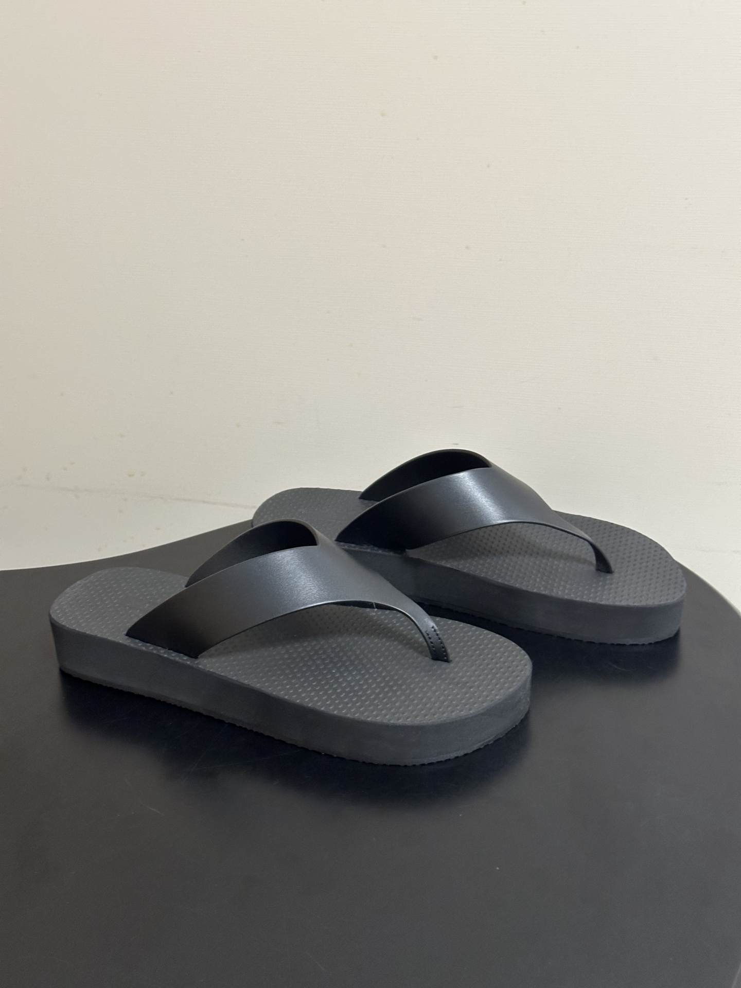 NO:785935,- THE ROW 26s new spring and summer TR minimalist style flip-flops thick-soled flip-flops beach sandals  The eye-catching contrasting color aesthetics will turn heads in summer and break the monotony of solid colors. This pair of flip-flops uses high-contrast contrasting colors as the design highlight, combining classic black and pure white to create fashionable tension. The minimalist clip-on style with contrasting color strips does not add unnecessary layers, but it has its own eye-catching aura. Whether it is for daily outings or vacation check-ins, it can easily become the finishing touch of the style, making every step at the forefront of the trend.  An eye-catching style with a sense of fashion that breaks the dullness. Paired with solid-color T-shirts, denim items, and vacation dresses, it instantly enhances the layering of the look and has a very high production rate. Cowhide upper, cowhide lining, open-molded rubber foam sole19860909- THE ROW 26s春夏新款 TR 极简风人字拖鞋厚底夹脚沙滩凉拖鞋 一眼心动的撞色美学,承包夏日所有回头率,打破纯色的单调,这双人字拖以高对比撞色为设计亮点,将经典黑与纯净白碰撞出时髦张力.极简夹脚版型搭配撞色带面,不做多余堆砌,却自带吸睛气场,无论是日常出街还是度假打卡,都能轻松成为造型的点睛之笔,让每一步都走在潮流前沿. 时髦感拉满的吸睛款,打破沉闷感,搭配纯色T恤、牛仔单品、度假裙装,瞬间提升造型层次感,出片率超高. 鞋面牛皮 内里垫脚牛皮 鞋底开模橡胶发泡大底 码数35-39（40定做不退换）,分趾鞋,slippers,skirts,tees，t-shirt,cowhide,Women's Shoes