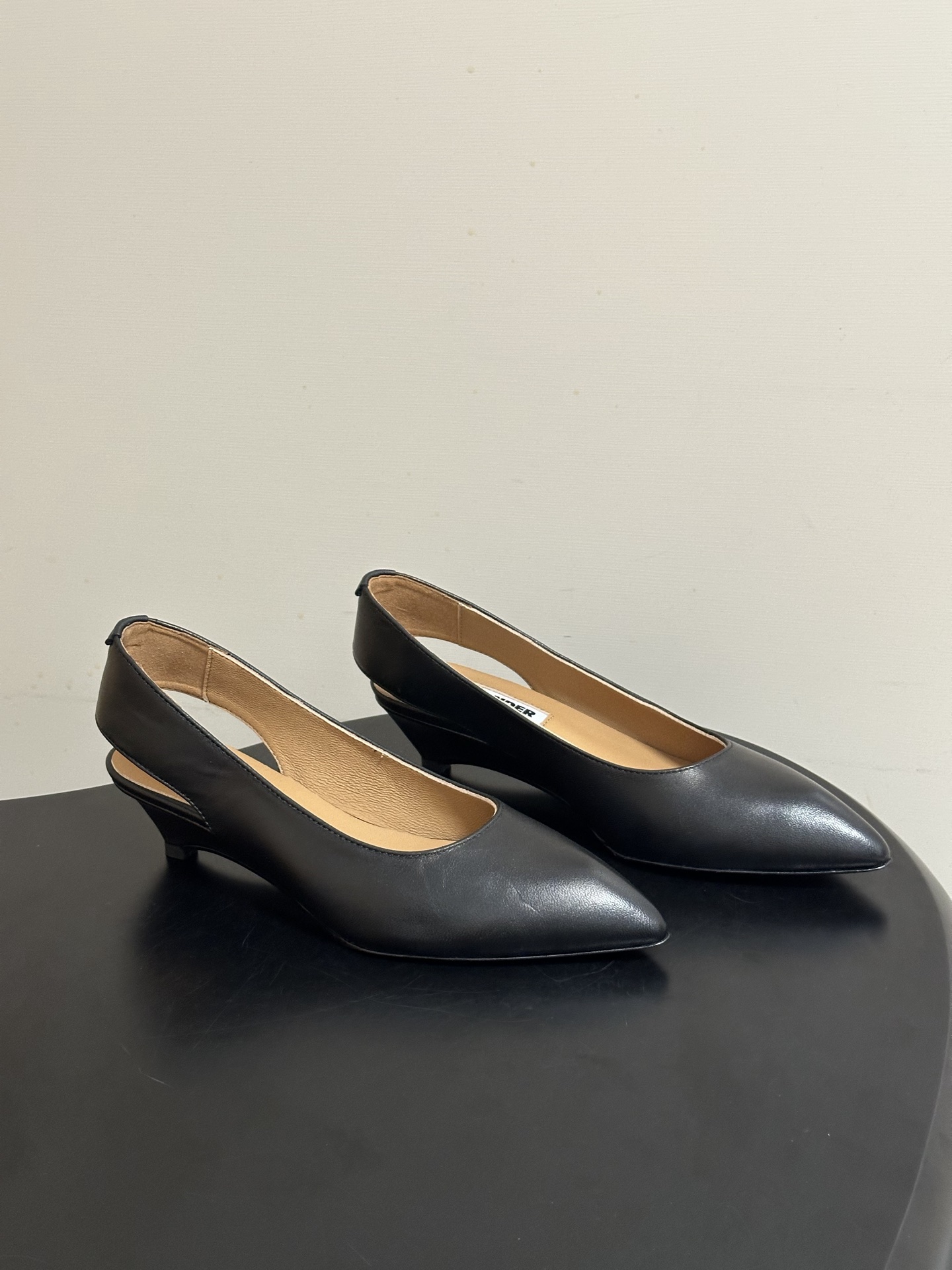 NO:786657,- JIL SANDER 26Fw new spring and summer retro-style small wedge heel slingback pointed toe single shoes and high heels. Minimalist empty back single shoes | cool and artistic walking footnotes. Incorporate the alienation and soft daily life of literature and art into the shoe shape. Every step has a faint sense of narrative. The clean single-strap design is like lines rubbed by the wind. It comes with a cool soft light filter. The open-toe cut is gentle and light, without deliberate modification.  Only the texture of the leather itself and the silhouette of the shoe hide an unconventional spontaneity. It goes well with linen skirts, loose knits, and plain shirts. It has an unintentional literary atmosphere. It is suitable for those who prefer 'cool and gentle' outfits. It is low-key but tasteful enough. Cowhide upper, sheepskin lining, Italian genuine leather outsole, heel height 4cm, size 35-39 (34.40.41 custom-made, non-returnable), single shoes, jil  sander,jil sander,high heels,skirts,shirts,cowhide,sheepskin,Leather soles19860909- JIL SANDER 吉尔桑达 26Fw春夏新款复古风小坡跟露跟尖头单鞋高跟鞋 极简后空单鞋｜清冷文艺的行走注脚 把文艺的疏离与柔软的日常揉进鞋型里 每一步都带着淡淡的叙事感 干净利落的单带设计 像被风揉过的线条 自带清冷的柔光滤镜 露趾剪裁温柔又轻盈 没有刻意的修饰 只有皮革本身的质感与鞋型的轮廓 藏着不迎合的随性 搭配亚麻长裙、宽松针织、素色衬衫都适配 是不刻意的文艺氛围 适合偏爱「清冷又温柔」的穿搭 低调却足够有味道 鞋面牛皮 内里垫脚羊皮 鞋底意大利真皮大底 跟高4cm 码数35-39（34.40.41定做不退换）,单鞋,jil sander,jil sander,high heels,skirts,shirts,cowhide,sheepskin,Leather soles,Women's Shoes