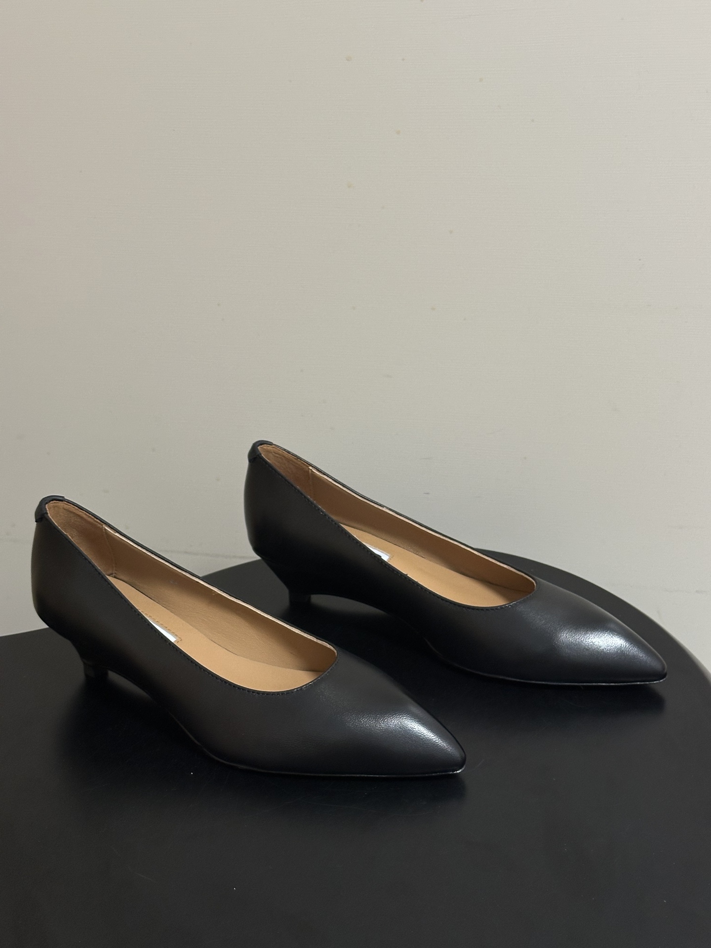 NO:786662,- JIL SANDER 26Fw new spring and summer retro-style small wedge-heeled pointed-toe single shoes and high heels. Minimalist shallow-mouth single shoes | A walking footnote of cool literature and art. The alienation of literature and art and the soft daily life are blended into the shoe shape. Every step has a faint sense of narrative. The clean single-strap design is like a line rubbed by the wind. It comes with a cool soft light filter. The open-toe cut is gentle and light. There is no deliberate modification.  Only the texture of the leather itself and the silhouette of the shoe hide an unconventional spontaneity. It goes well with linen skirts, loose knits, and plain shirts. It has an unintentional literary atmosphere. It is suitable for those who prefer 'cool and gentle' outfits. It is low-key but tasteful enough. Cowhide upper, sheepskin lining, Italian genuine leather outsole, heel height 4cm, size 35-39 (34.40.41 custom-made, non-returnable), single shoes, jil  sander,jil sander,high heels,skirts,shirts,cowhide,sheepskin,Leather soles19860909- JIL SANDER 吉尔桑达 26Fw春夏新款复古风小坡跟尖头单鞋高跟鞋 极简浅口单鞋｜清冷文艺的行走注脚 把文艺的疏离与柔软的日常揉进鞋型里 每一步都带着淡淡的叙事感 干净利落的单带设计 像被风揉过的线条 自带清冷的柔光滤镜 露趾剪裁温柔又轻盈 没有刻意的修饰 只有皮革本身的质感与鞋型的轮廓 藏着不迎合的随性 搭配亚麻长裙、宽松针织、素色衬衫都适配 是不刻意的文艺氛围 适合偏爱「清冷又温柔」的穿搭 低调却足够有味道 鞋面牛皮 内里垫脚羊皮 鞋底意大利真皮大底 跟高4cm 码数35-39（34.40.41定做不退换）,单鞋,jil sander,jil sander,high heels,skirts,shirts,cowhide,sheepskin,Leather soles,Women's Shoes