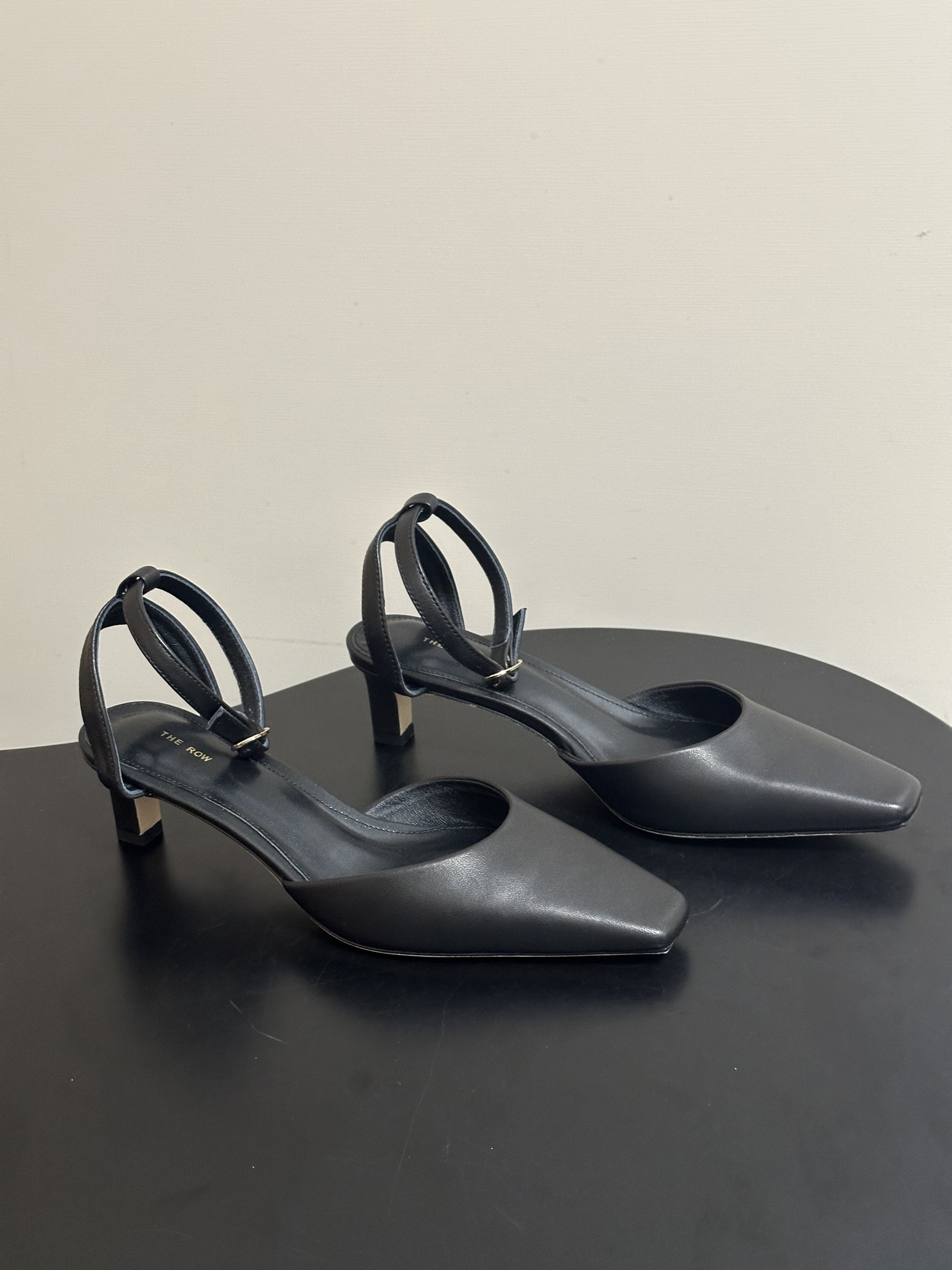 NO:786652,- THE ROW 26 new spring and summer style TR French minimalist buckle kitten heels small square toe slingback single shoes low heel sandals Queen of retro temperament The entire shoe shape is simple and elegant, very clean and easy to match!  It can also be easily used for daily wear, dates and parties, etc.!  Wearing it makes your feet look slimmer and visually lengthens your legs!  Anyone who sees this texture will shout YYDS! It exudes a sense of nobility from the inside out ~ full of luster!  Plus it’s comfortable and durable!  It is light and comfortable to wear, and your feet are not tired at all when walking!  It can be used for daily commuting, shopping, etc.!  Upper mixed sheepskin/velvet, inner padding sheepskin, sole Italian leather outsole, heel height 4cm, size 35-39 (40.41 custom-made, non-returnable), high-heeled sandals, sandals, high heels, sheepskin, Leather soles19860909- THE ROW 26春夏新款 TR法式极简风搭扣小猫跟鞋小方头露跟单鞋矮跟凉鞋 复古气质女王 整个鞋型简约大气,很干净利落又好搭配！日常穿搭、约会聚会等也能轻松驾驭！ 穿上很显脚瘦,又在视觉上拉腿长！这质感,任谁看了都高呼YYDS!由内到外散发着贵气感~光泽感拉满！而且舒适又耐穿！穿着轻便舒服,走路完全不累脚！日常通勤、逛街等统统都能hold得住！ 鞋面混种羊皮/天鹅绒 内里垫脚羊皮 鞋底意大利真皮大底 跟高4cm 码数35-39（40.41定做不退换）,高跟鞋凉鞋,sandals,high heels,sheepskin,Leather soles,Women's Shoes