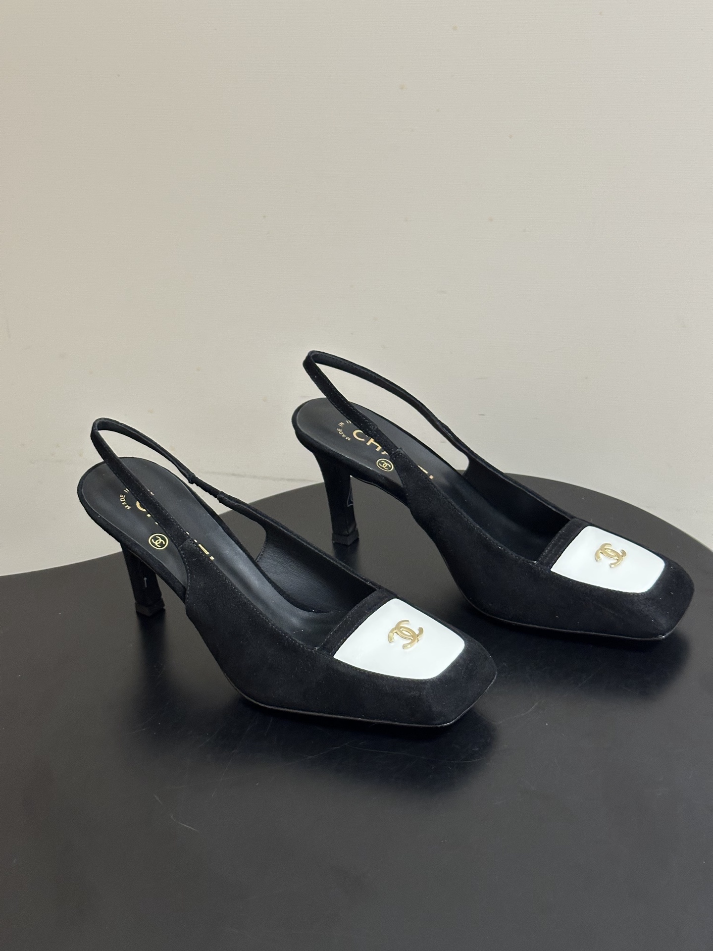 NO:786647,- Chanel Chanel 2026 spring and summer new model Xiaoxiang catwalk style classic double C buckle thick heel sandals square flat toe high heels adopt a classic and elegant design style, while incorporating fashion elements, both retro and modern, suitable for various occasions. The classic double color matching of the shoe body is not only luxurious and eye-catching, but also visually brightens the skin tone, adding a noble temperament to the wearer.  Thick high-heeled style, not tiring the feet, while providing a certain height, ensuring the stability and comfort of wearing, suitable for long-term wear. Upper sheepskin/sheep leather, lining sheepskin, sole Italian genuine leather outsole, heel height 7.5cm, size 35-39 (40.41 custom made, non-returnable), high heels sandals, chanel, chanel, sandals, high heels, sheepskin, sheep, Leather soles19860909- Chanel 香奈儿2026春夏新款 小香走秀款经典双C扣粗跟后空凉鞋方平头高跟鞋 采用了经典且优雅的设计风格,同时融入时尚元素,兼具复古与现代感,适合多种场合穿着. 鞋身经典的双拼色,这种色调不仅奢华亮眼,还能在视觉上提亮肤色,为穿着者增添高贵气质. 粗高跟款式,不累脚,在提供一定高度的同时,保证了穿着的稳定性和舒适度,适合长时间穿着. 鞋面羊皮/羊猄皮 内里垫脚羊皮 鞋底意大利真皮大底 跟高7.5cm 码数35-39（40.41定做不退换）,高跟鞋凉鞋,chanel,chanel,sandals,high heels,sheepskin,sheep,Leather soles,Women's Shoes