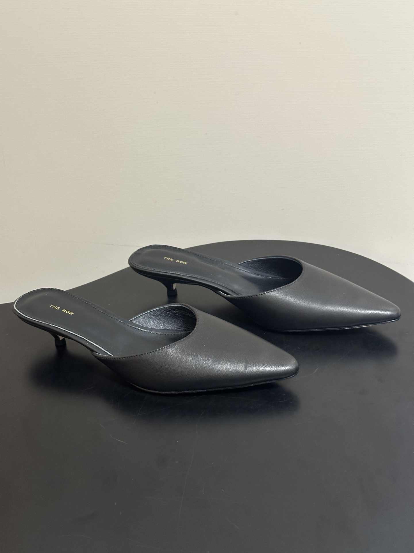 NO:786642,- THE ROW 26 new spring and summer TR minimalist style kitten heel mules pointed toe low heel half slippers I fell in love with this shoe at first sight. The minimalist retro style looks good with any combination!  It looks cool and trendy, and all the major Internet celebrity bloggers are wearing it. The whole shoe is very soft, easy to wear and does not rub the feet. Simple and versatile~ It continues the consistent minimalist style. The whole pair of shoes looks simple but the craftsmanship is difficult. It is comfortable and soft to wear on the bare feet and is skin-friendly. Don’t worry about the foot feel. It is necessary to wear it well. It has an on-foot experience without wearing it. It is a style that you don’t want to take off when you put it on. If you have high requirements for foot feel, close your eyes and put it on!  Mixed sheepskin upper, sheepskin lining, Italian injection molded leather outsole, heel height 3.5cm, size 35-39 (40.41 custom-made, non-returnable), half drag, slippers, sheepskin, Leather soles19860909- THE ROW 26春夏新款 TR极简风小猫跟穆勒鞋尖头矮跟半拖鞋 第一眼看到这个鞋子就爱上了,极简复古味随意搭配都好看！穿起来又酷又潮,各大网红博主都在穿它,整个鞋子非常柔软,好穿不磨脚.简约百搭款~延续了一贯极简风格,整双鞋子看似简单其实工艺很难,上脚裸穿舒适柔软亲肤,脚感方面完全不可担心,好穿是必须的,穿若无穿的上脚体验,穿上就不想脱的款,对脚感要求高的闭眼入它！ 鞋面混种羊皮 内里垫脚羊皮 鞋底意大利注塑真皮大底 跟高3.5cm 码数35-39（40.41定做不退换）,半拖,slippers,sheepskin,Leather soles,Women's Shoes