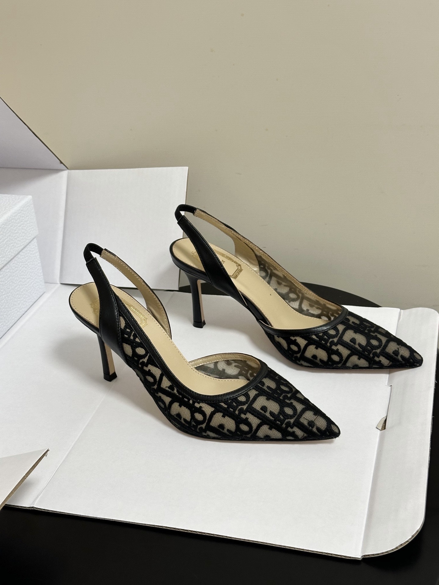 NO:786676,-Top quality (with high-end airplane case) 26ss spring and summer new Dior Dior Adiorable slingback mesh high heels classic CD letter embroidered mesh back empty sandals pointed toe high heels This Adiorable slingback high heels are a fashionable and elegant item. The mesh upper is decorated with black Oblique print. The pointed toe design complements the 8 cm heel, which can add elegance to various looks this season. The upper is made of custom-made electric embroidered high-temperature water-soluble cotton technical fabrics  Sheepskin lining, Italian grade A genuine leather outsole, heel height 8cm, size 35-39 (40.41.42 custom made, non-refundable), high heels and sandals, dior, dior, sandals, high heels, sheepskin, Leather soles19860909-顶级品质（配高档飞机盒） 26ss春夏新款Dior 迪奥Adiorable 露跟网纱高跟鞋经典 CD 字母刺绣网面后空凉鞋尖头高跟鞋 这款Adiorable露跟高跟鞋是一款时尚高雅的单品.网面鞋面饰以黑色Oblique印花.尖头设计与8厘米鞋跟相得益彰,可为本季的各式造型增添高雅风范. 鞋面定制电绣高温水溶棉质科技面料 内里垫脚羊皮 鞋底意大利A级真皮大底 跟高8cm 码数35-39（40.41.42定做不退换）,高跟鞋凉鞋,dior,dior,sandals,high heels,sheepskin,Leather soles,Women's Shoes