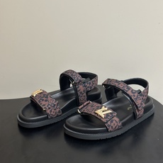 2026春夏新款 LOUIS VUITTON 路易威登 LV 经典字母牛仔布厚底凉鞋金属字母扣魔术贴沙滩 2026春夏新款 LOUIS VUITTON 路易威登 LV 经典字母牛仔布厚底凉鞋金属字母扣魔术贴沙滩