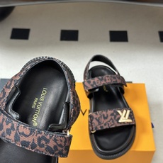 2026春夏新款 LOUIS VUITTON 路易威登 LV 经典字母牛仔布厚底凉鞋金属字母扣魔术贴沙滩 2026春夏新款 LOUIS VUITTON 路易威登 LV 经典字母牛仔布厚底凉鞋金属字母扣魔术贴沙滩