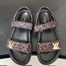 2026春夏新款 LOUIS VUITTON 路易威登 LV 经典字母牛仔布厚底凉鞋金属字母扣魔术贴沙滩 2026春夏新款 LOUIS VUITTON 路易威登 LV 经典字母牛仔布厚底凉鞋金属字母扣魔术贴沙滩