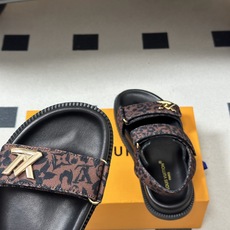 2026春夏新款 LOUIS VUITTON 路易威登 LV 经典字母牛仔布厚底凉鞋金属字母扣魔术贴沙滩 2026春夏新款 LOUIS VUITTON 路易威登 LV 经典字母牛仔布厚底凉鞋金属字母扣魔术贴沙滩