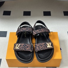 2026春夏新款 LOUIS VUITTON 路易威登 LV 经典字母牛仔布厚底凉鞋金属字母扣魔术贴沙滩 2026春夏新款 LOUIS VUITTON 路易威登 LV 经典字母牛仔布厚底凉鞋金属字母扣魔术贴沙滩