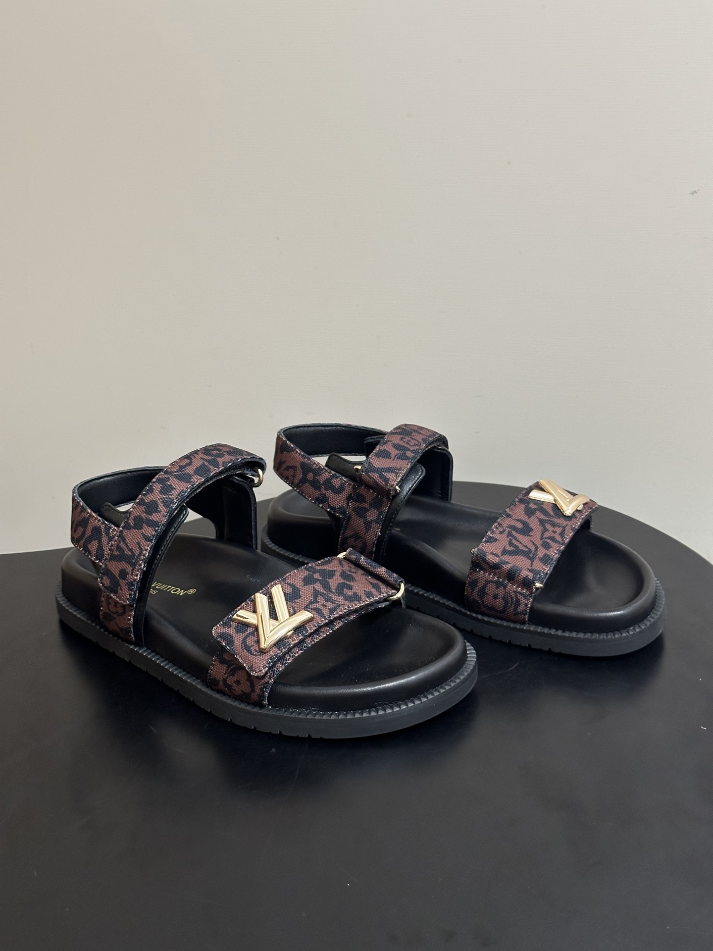 2026春夏新款 LOUIS VUITTON 路易威登 LV 经典字母牛仔布厚底凉鞋金属字母扣魔术贴沙滩