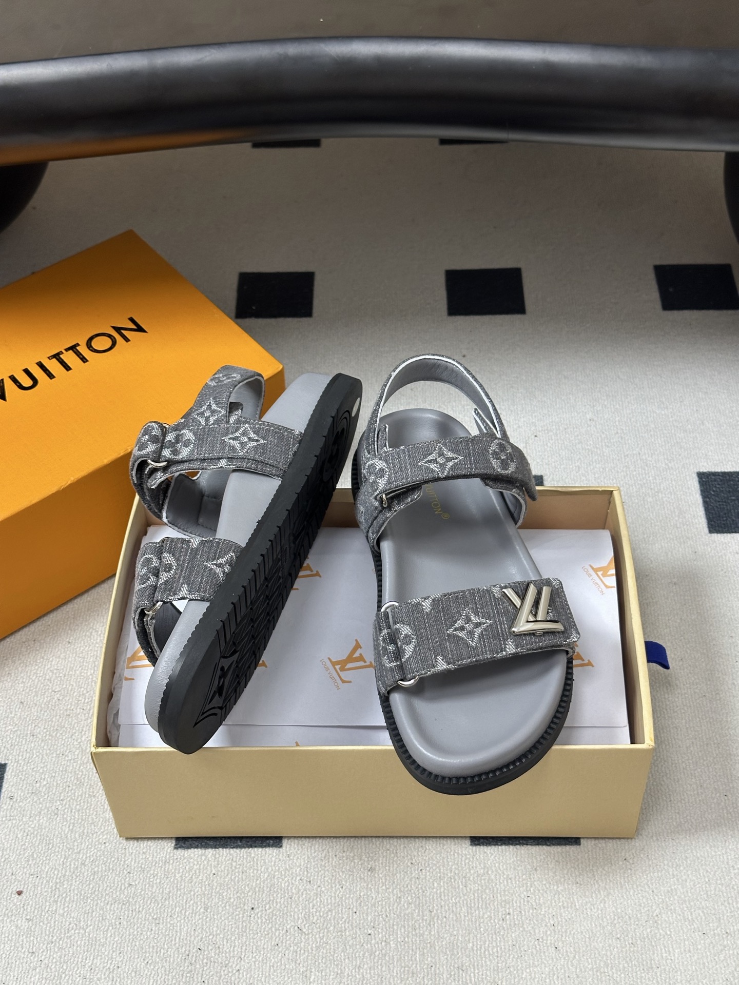 2026春夏新款 LOUIS VUITTON 路易威登 LV 经典字母牛仔布厚底凉鞋金属字母扣魔术贴沙滩 2026春夏新款 LOUIS VUITTON 路易威登 LV 经典字母牛仔布厚底凉鞋金属字母扣魔术贴沙滩
