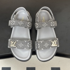2026春夏新款 LOUIS VUITTON 路易威登 LV 经典字母牛仔布厚底凉鞋金属字母扣魔术贴沙滩 2026春夏新款 LOUIS VUITTON 路易威登 LV 经典字母牛仔布厚底凉鞋金属字母扣魔术贴沙滩