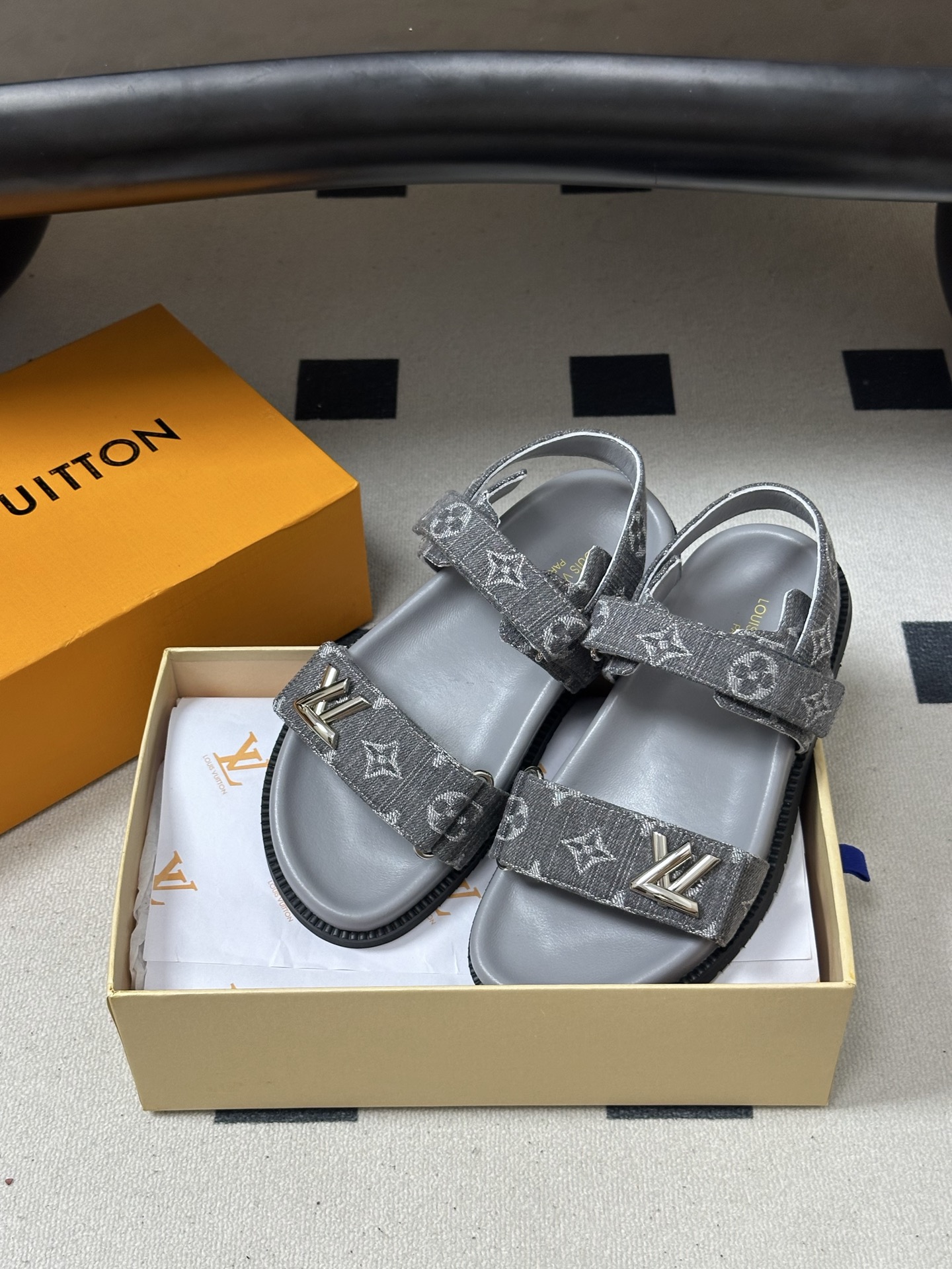 2026春夏新款 LOUIS VUITTON 路易威登 LV 经典字母牛仔布厚底凉鞋金属字母扣魔术贴沙滩 2026春夏新款 LOUIS VUITTON 路易威登 LV 经典字母牛仔布厚底凉鞋金属字母扣魔术贴沙滩