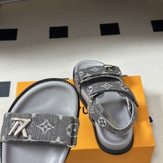 2026春夏新款 LOUIS VUITTON 路易威登 LV 经典字母牛仔布厚底凉鞋金属字母扣魔术贴沙滩 2026春夏新款 LOUIS VUITTON 路易威登 LV 经典字母牛仔布厚底凉鞋金属字母扣魔术贴沙滩