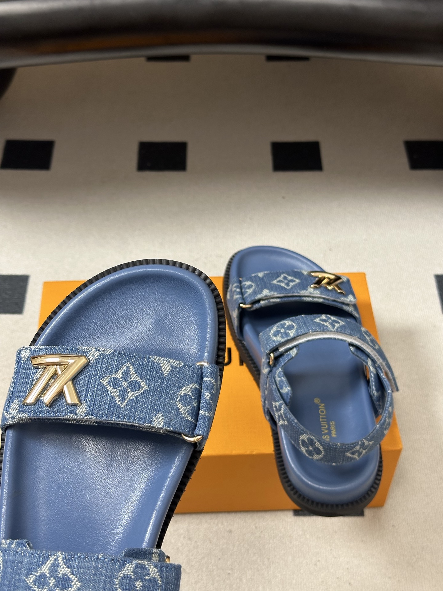2026春夏新款 LOUIS VUITTON 路易威登 LV 经典字母牛仔布厚底凉鞋金属字母扣魔术贴沙滩