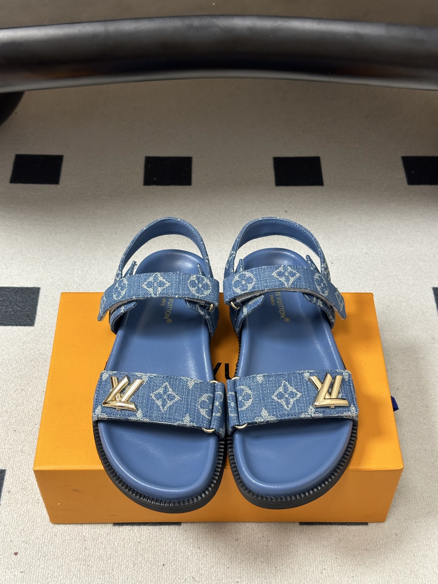2026春夏新款 LOUIS VUITTON 路易威登 LV 经典字母牛仔布厚底凉鞋金属字母扣魔术贴沙滩